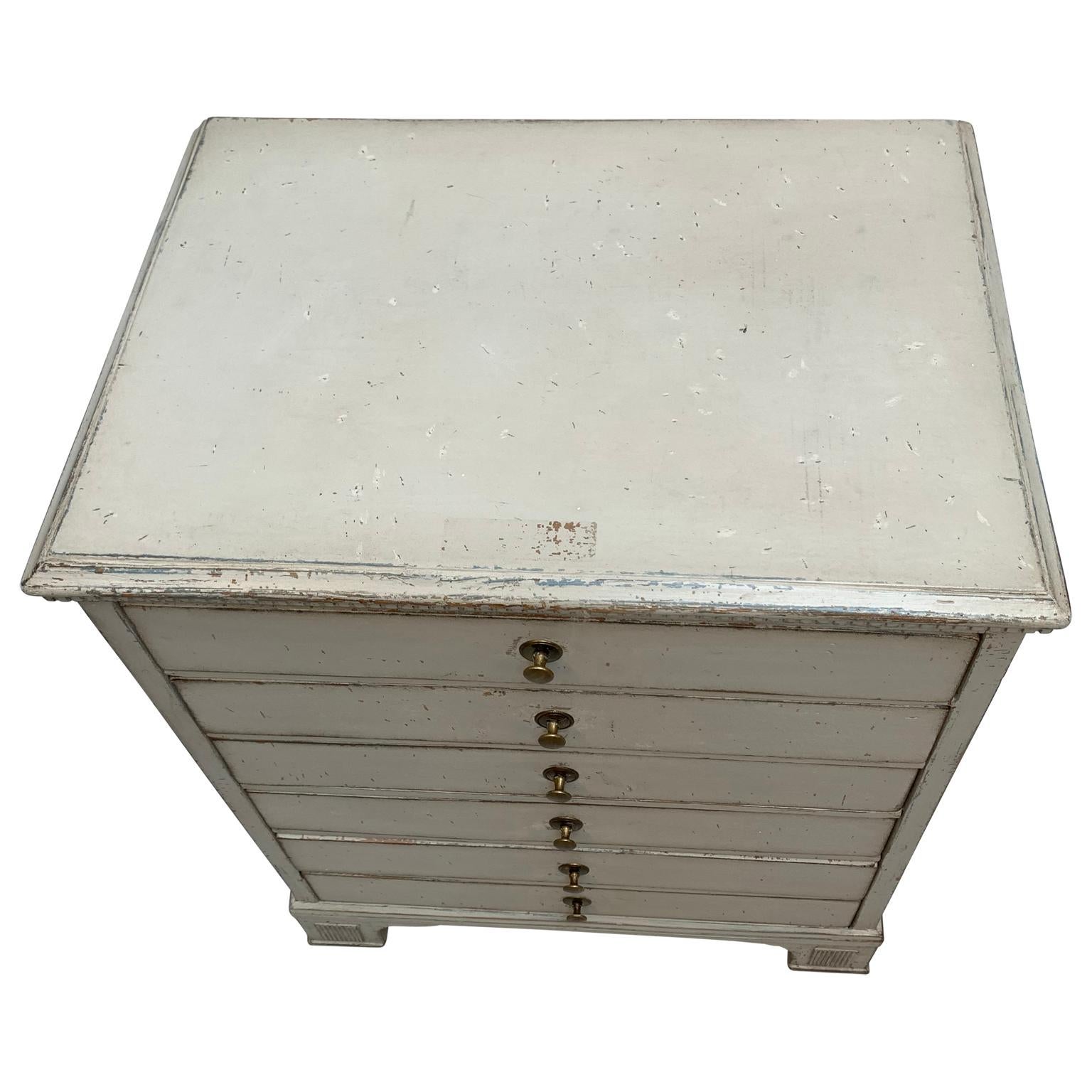 Swedish Early 19th Century Gray Painted 6 Drawers Chest Or Dresser For Sale