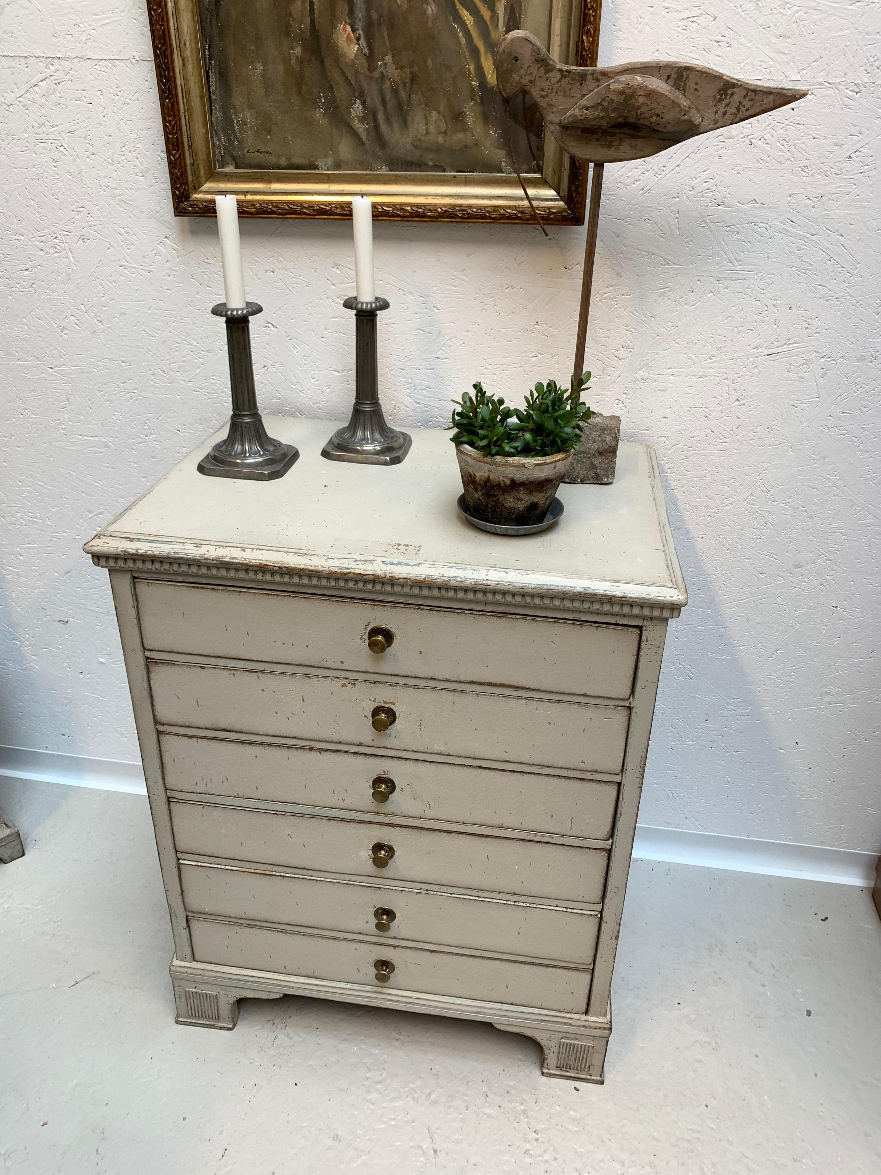 Early 19th century gray painted 6 drawers chest or dresser

The dresser has 6 drawers with slightly different heights, drawers are without locks and with brass hardware. The drawers slide in and out without issues.