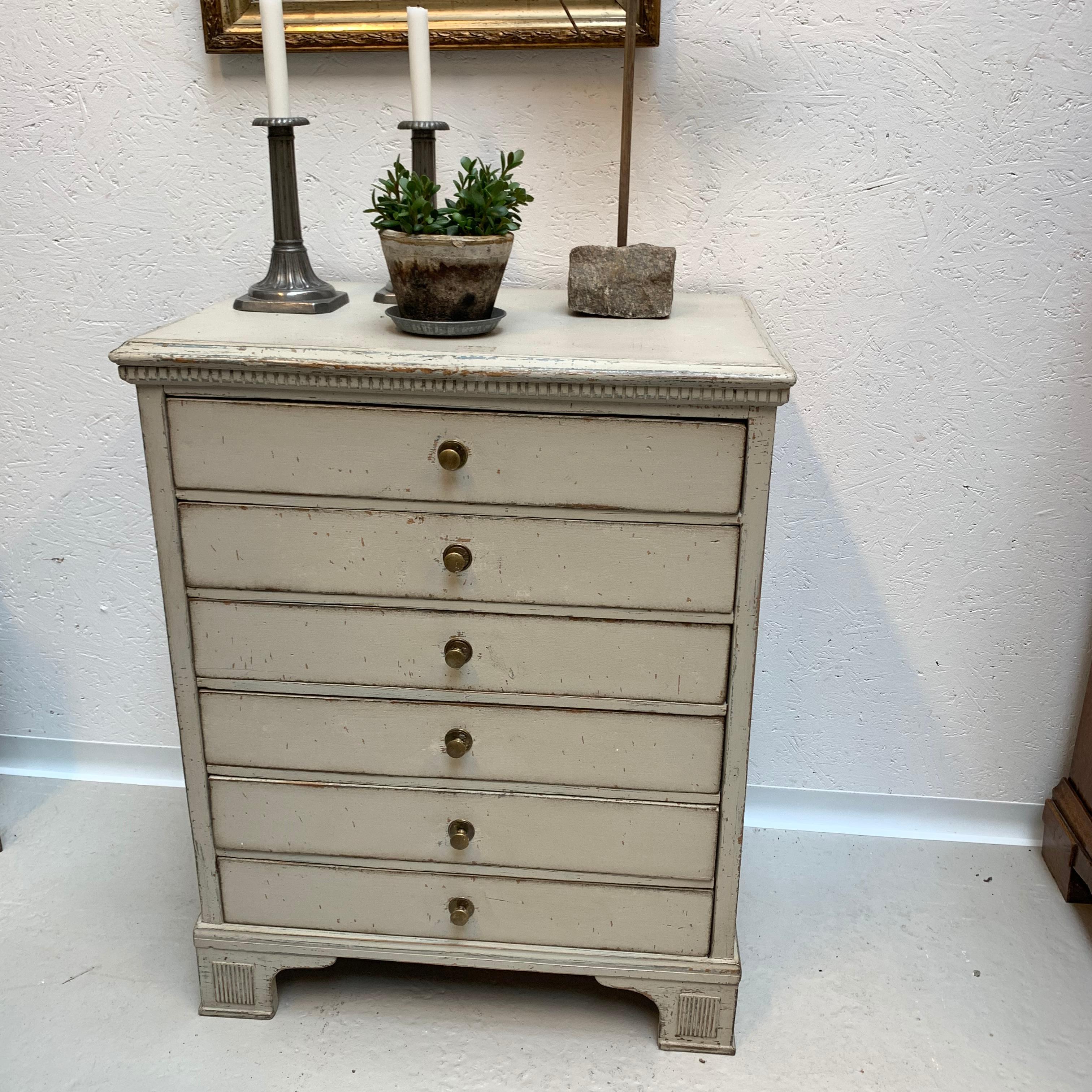 Early 19th Century Gray Painted 6 Drawers Chest Or Dresser For Sale 2