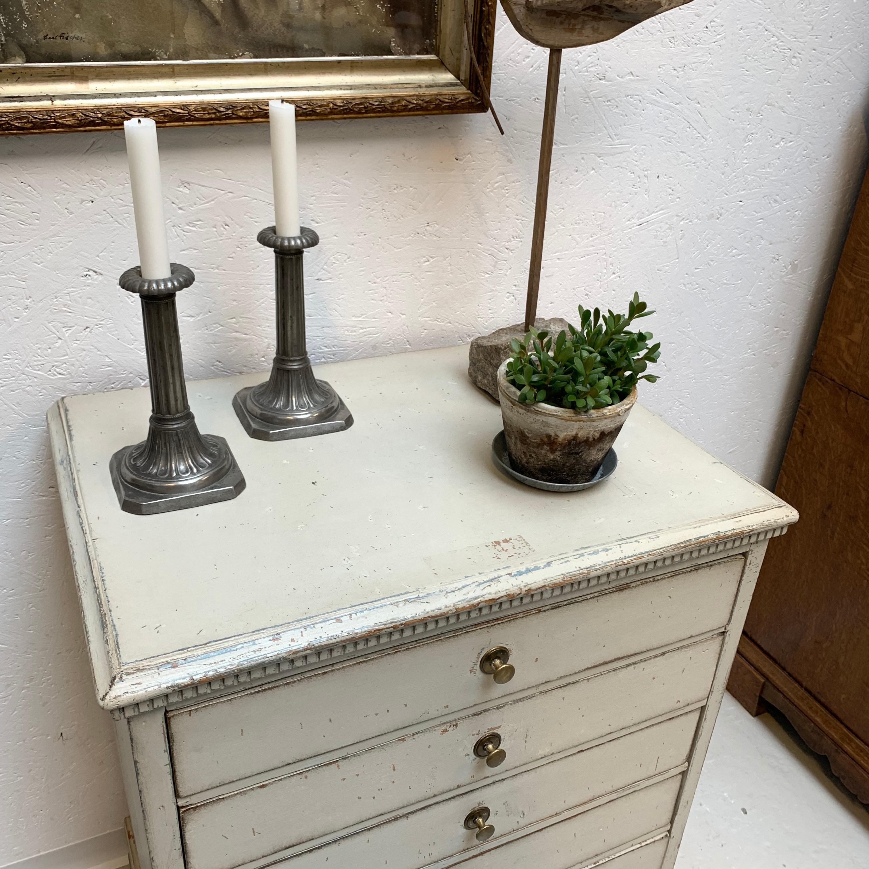 Early 19th Century Gray Painted 6 Drawers Chest Or Dresser For Sale 3