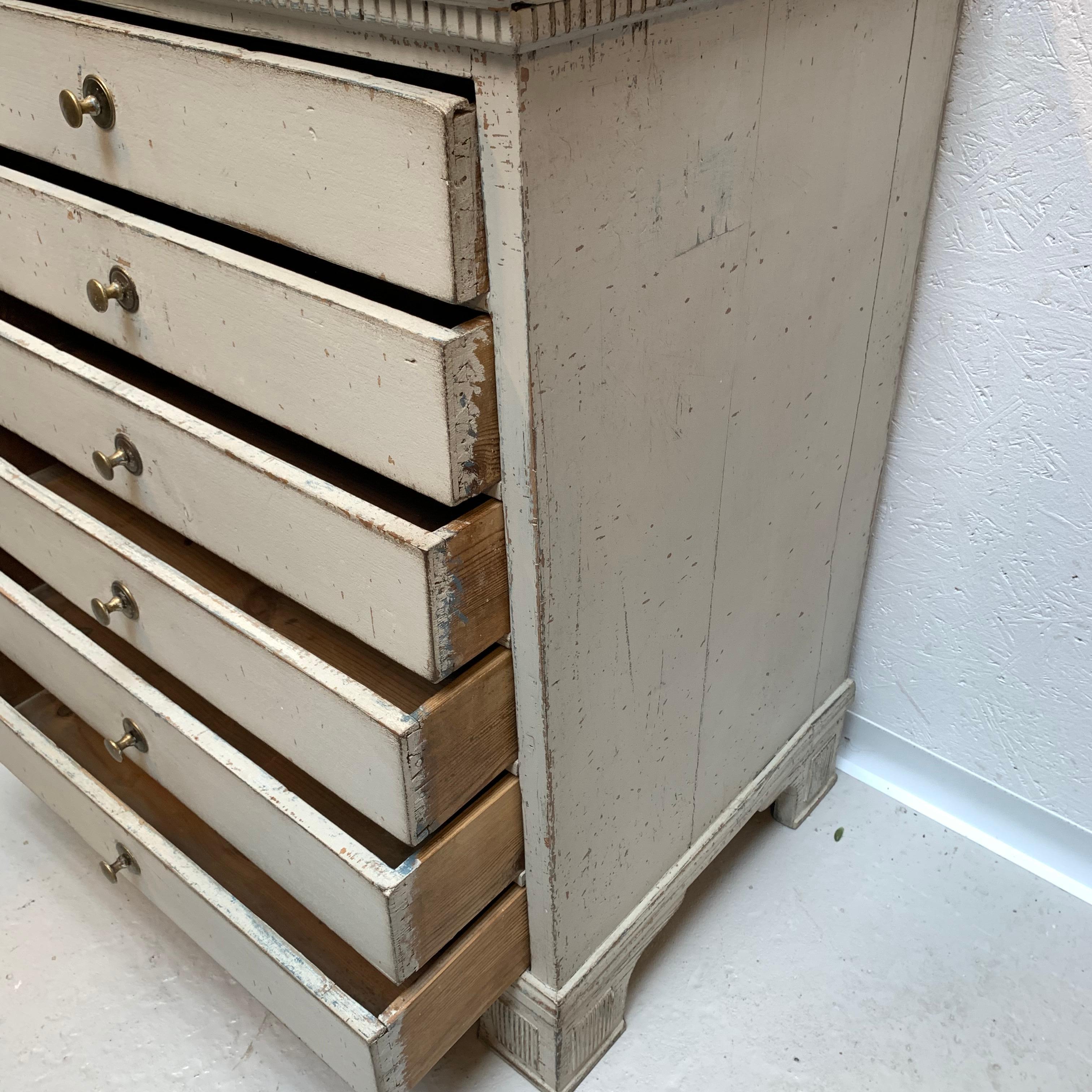 Early 19th Century Gray Painted 6 Drawers Chest Or Dresser For Sale 7
