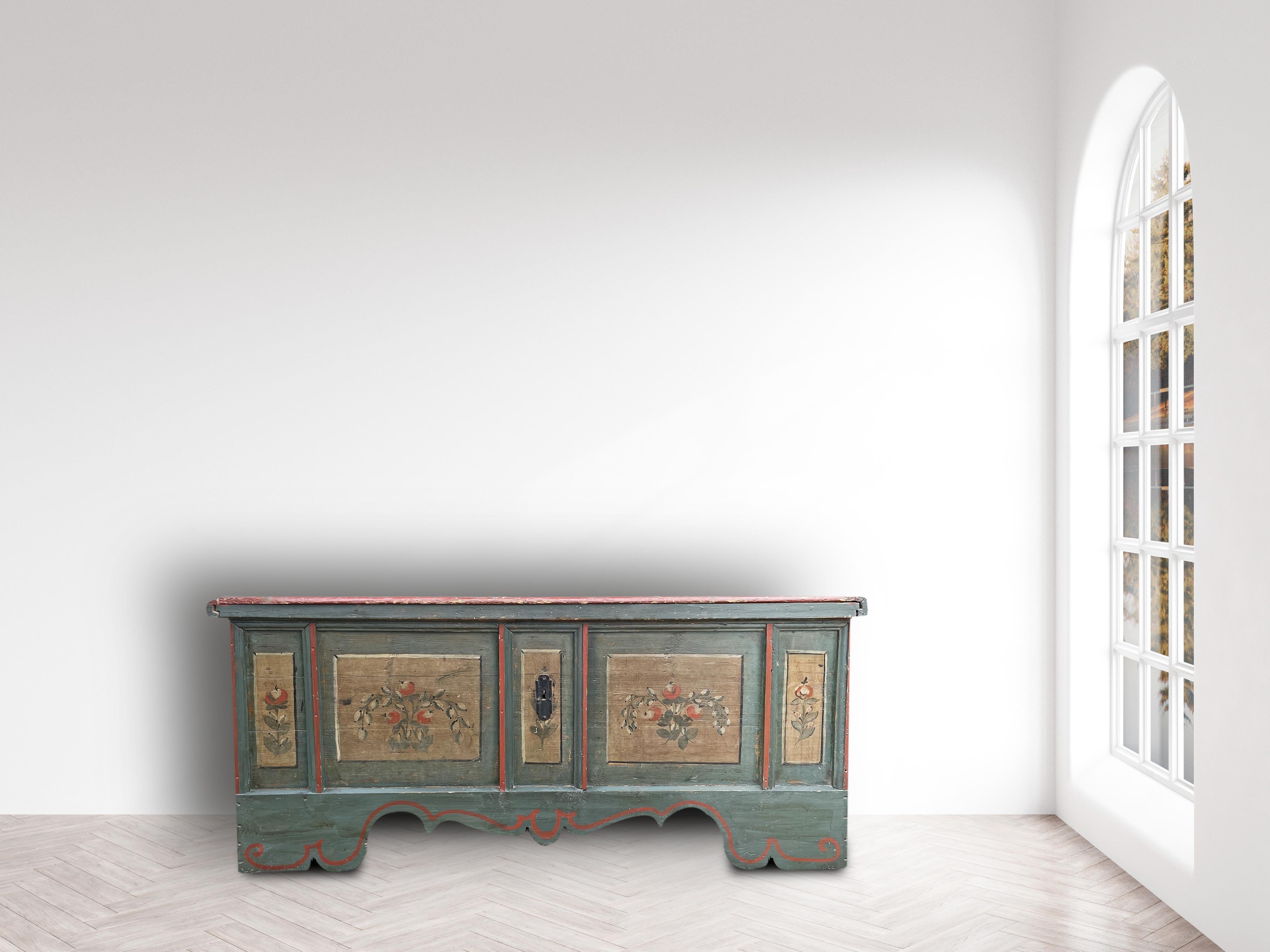 Painted Tyrolean chest

Measurements: H. 66cm – L. 148cm – P. 62cm
Period: Early 19th century
Origin: Tyrol
Essence: Fir

Beautiful Tyrolean chest painted with flowers and a forest green background.

The front and lid are meticulously decorated with