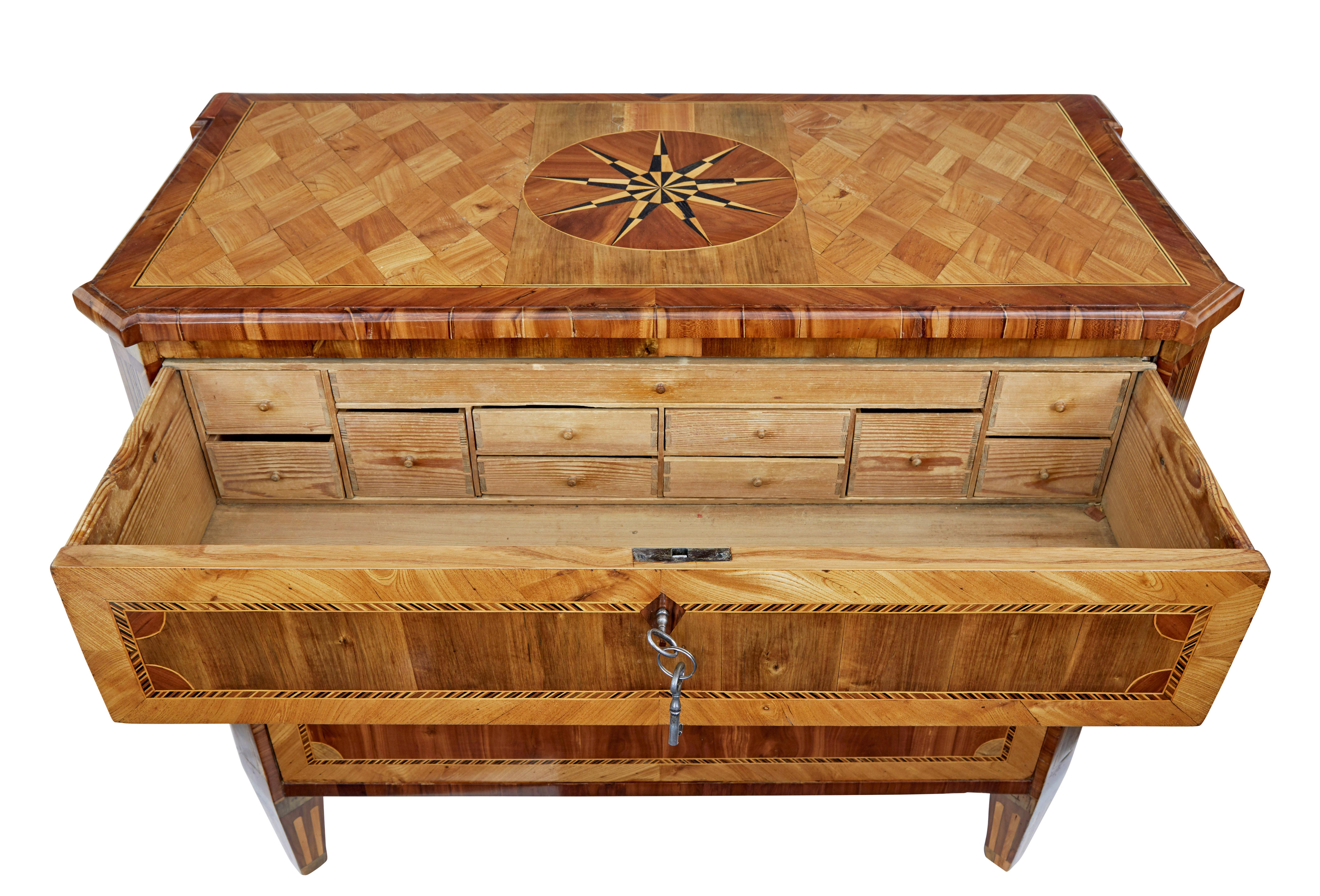 Early 19th century Gustavian inlaid elm chest of drawers In Good Condition For Sale In Debenham, Suffolk