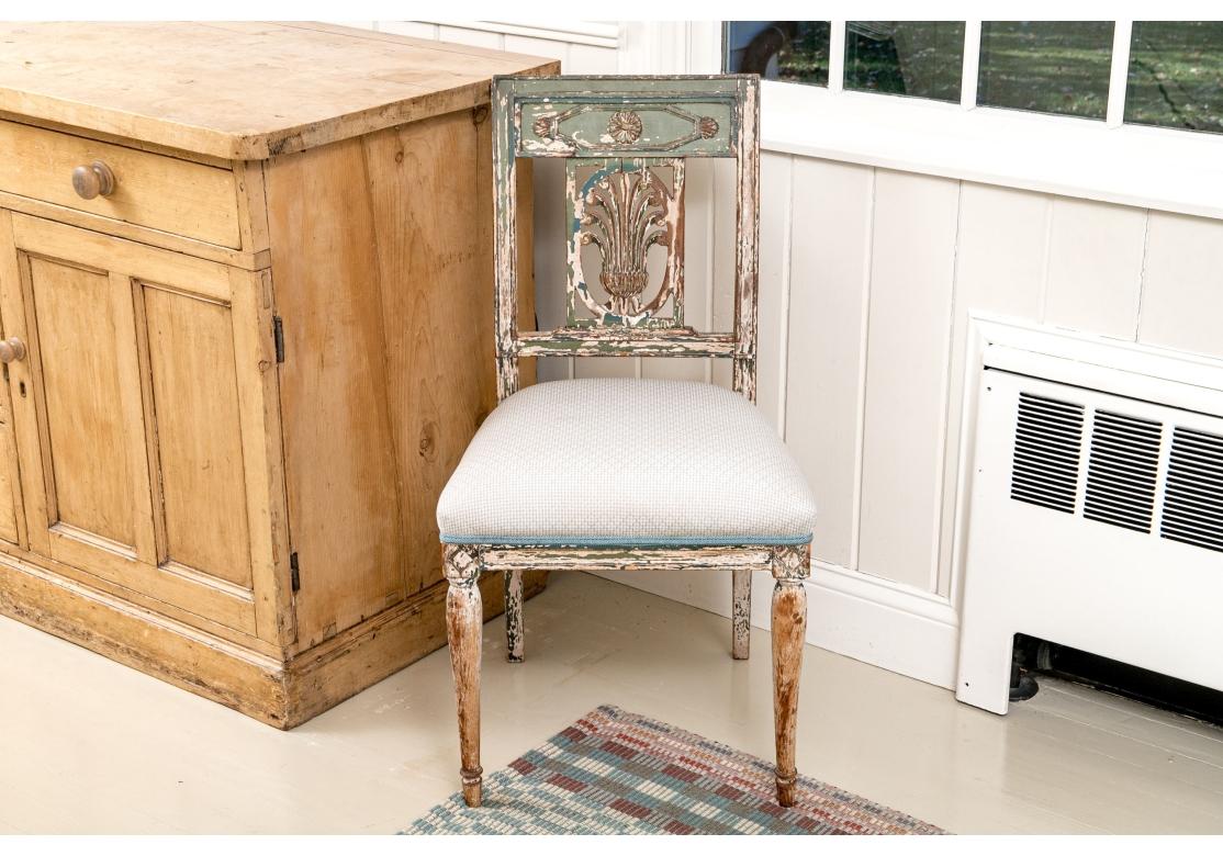 Chaise d'appoint gustavienne du début du 19e siècle avec finition peinte en vente 2
