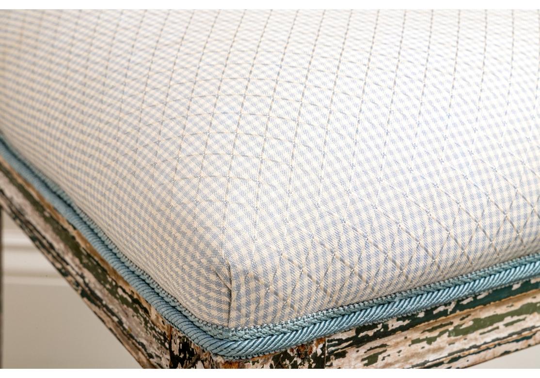 Chaise d'appoint antique charmante avec des traces de la peinture verte d'origine. La chaise est dotée d'un dossier en forme d'urne stylisée et d'appliques décoratives. Tapissé sur mesure dans un tissu à carreaux bleu pâle et blanc à motif Diamond,