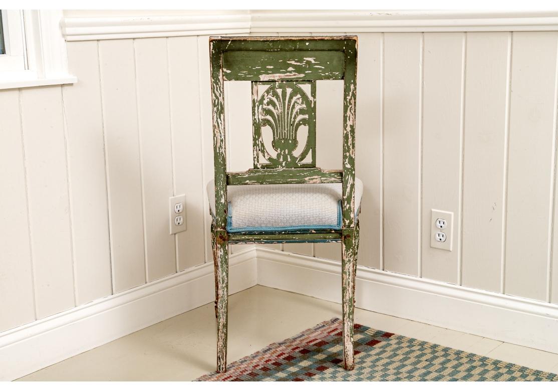 Peint à la main Chaise d'appoint gustavienne du début du 19e siècle avec finition peinte en vente
