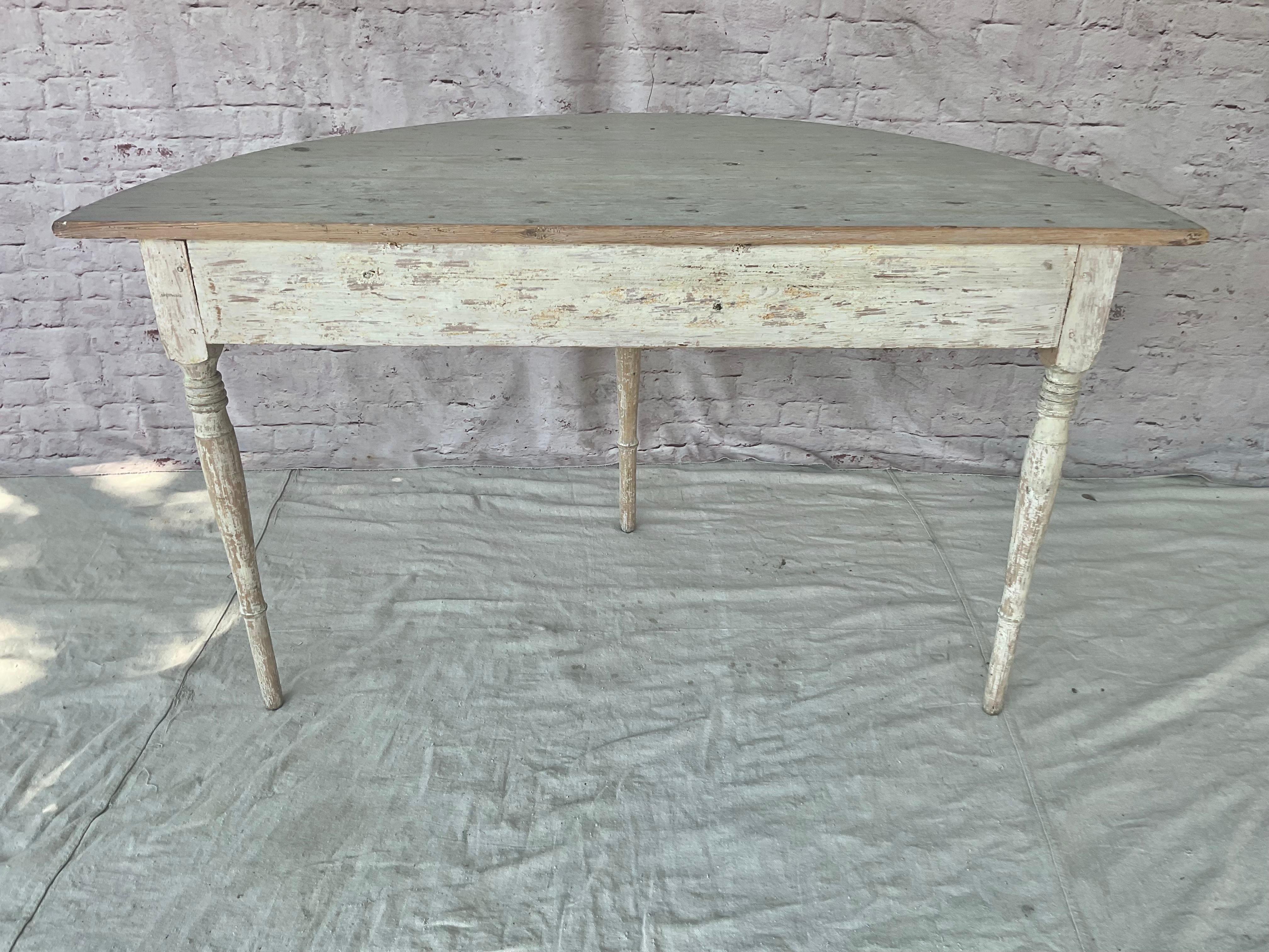 Pareja de Consolas Gustavianas Pintadas Demilune de principios del siglo XIX Madera en venta