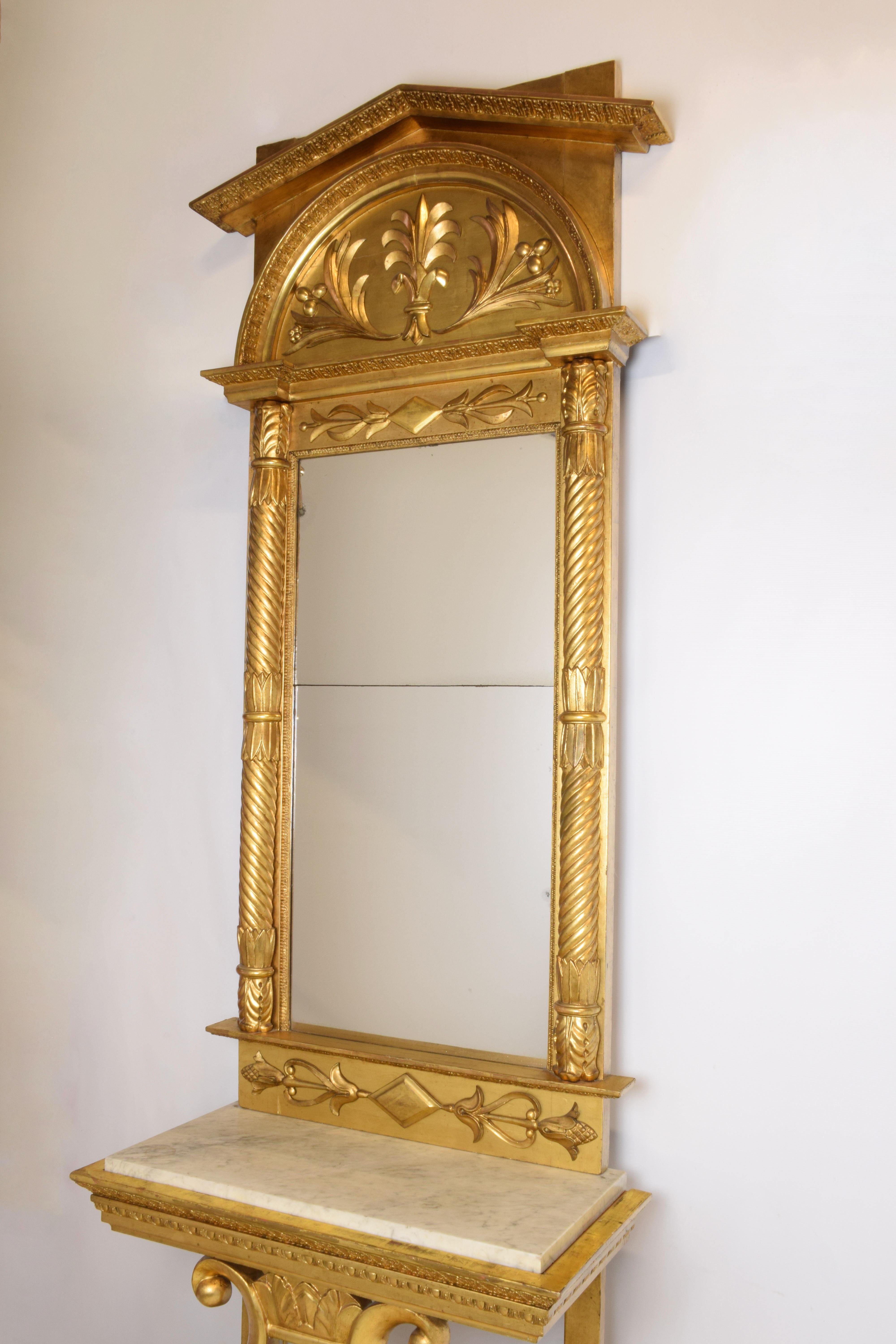 Vergoldeter Konsolentisch aus dem frühen 19. Jahrhundert mit einer Leier, die die weiße Marmorplatte trägt. Koordinierter Spiegel mit Dekoration. 
Authentischer Zustand, originaler Marmor, zweiteilige Spiegelplatte.
Holzsockel zur Nachahmung eines