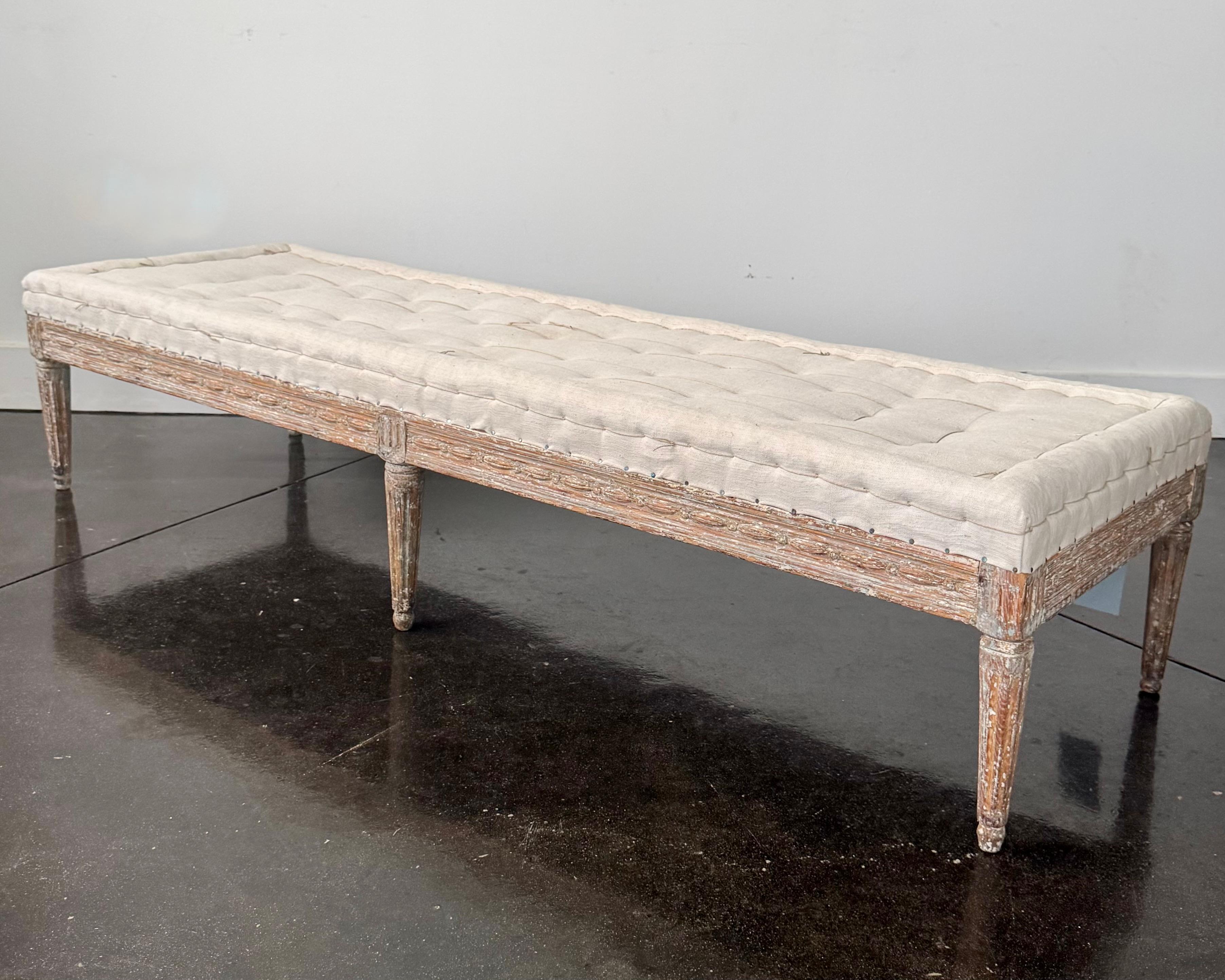 Sculpté à la main Début du 19ème siècle, canapé d'époque suédoise gustavienne avec lin ancien en vente