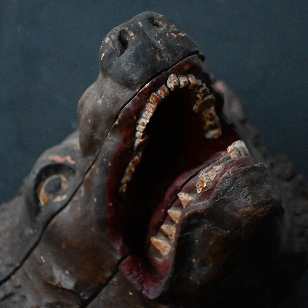 Fragment de pavillon de chasse sculpté à la main au début du 19e siècle, tête de loup en vente 3