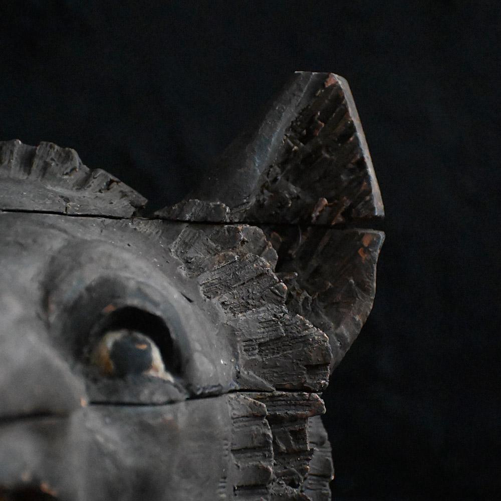 Fragment de pavillon de chasse sculpté à la main au début du 19e siècle, tête de loup en vente 6