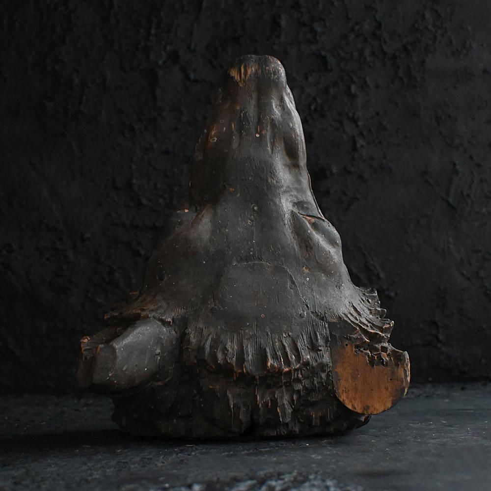 Fragment de pavillon de chasse sculpté à la main au début du 19e siècle, tête de loup en vente 7