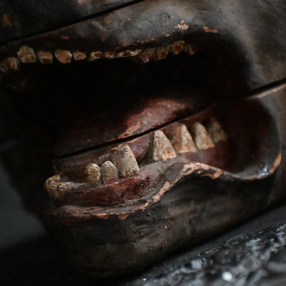 Début de l'époque victorienne Fragment de pavillon de chasse sculpté à la main au début du 19e siècle, tête de loup en vente