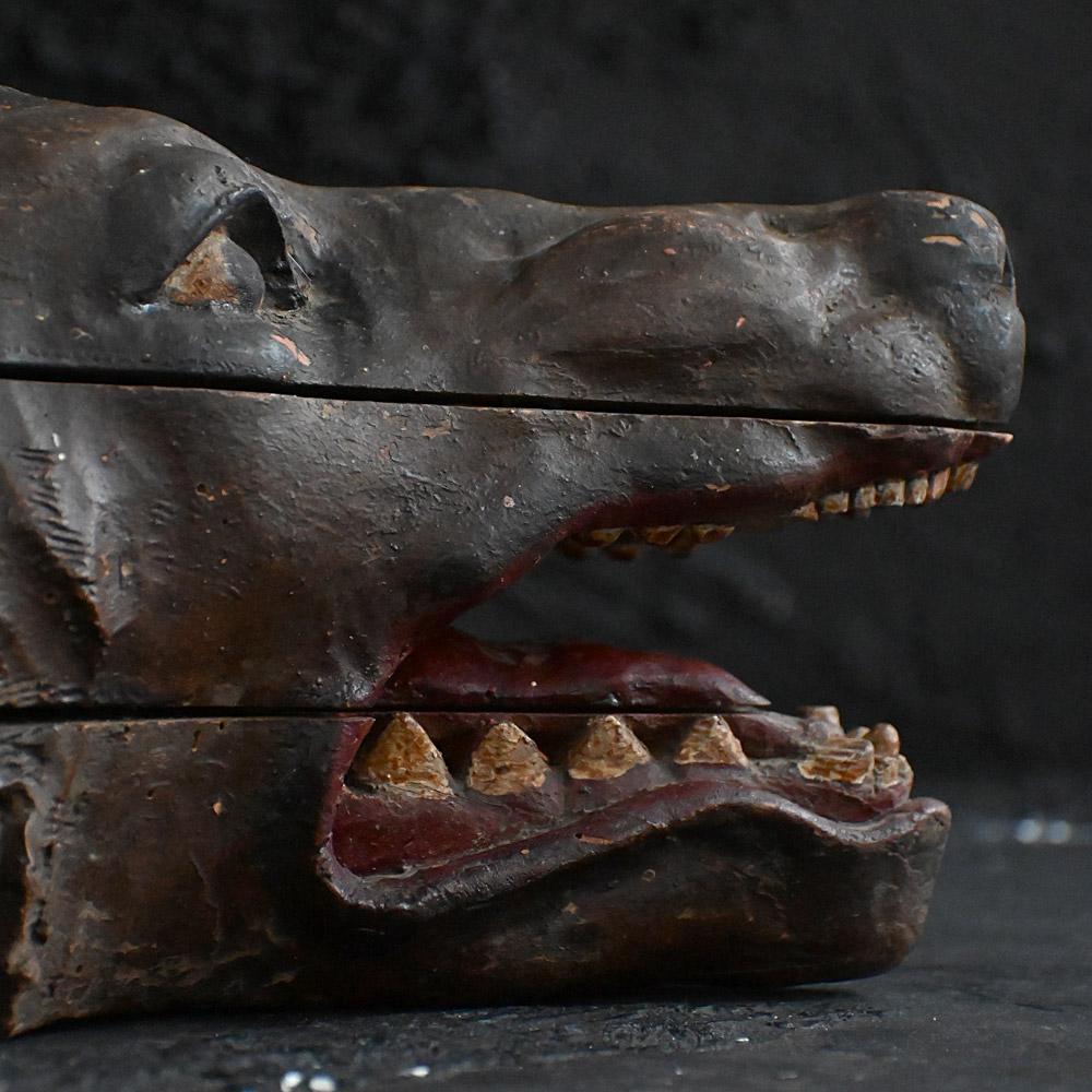 Sculpté à la main Fragment de pavillon de chasse sculpté à la main au début du 19e siècle, tête de loup en vente