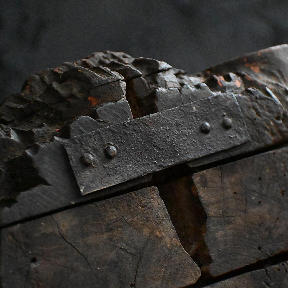 Chêne Fragment de pavillon de chasse sculpté à la main au début du 19e siècle, tête de loup en vente