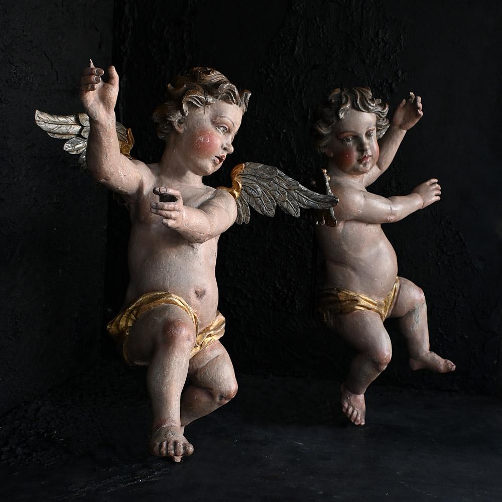 Anges italiens sculptés à la main au début du 19e siècle 
Dimensions : H 32