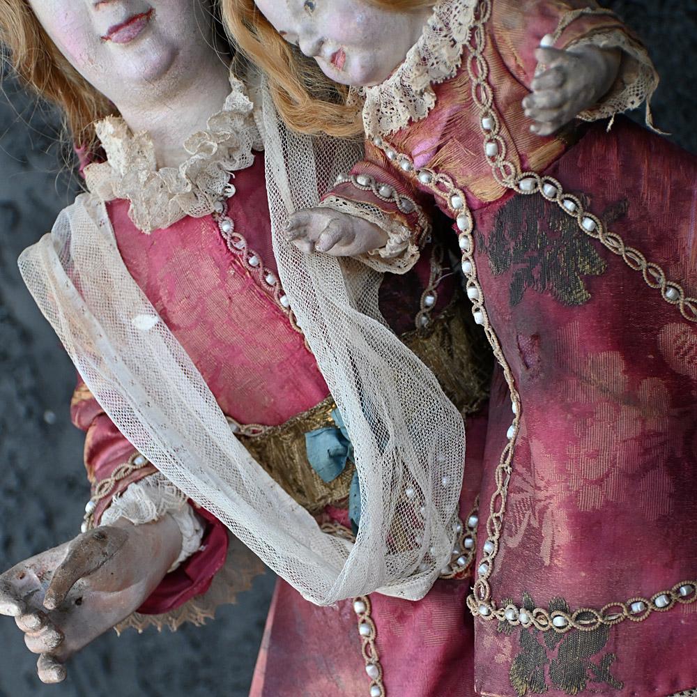 Sculpté à la main Figurine religieuse du début du 19e siècle, sculptée à la main, représentant la Madonna & Child Santos   en vente