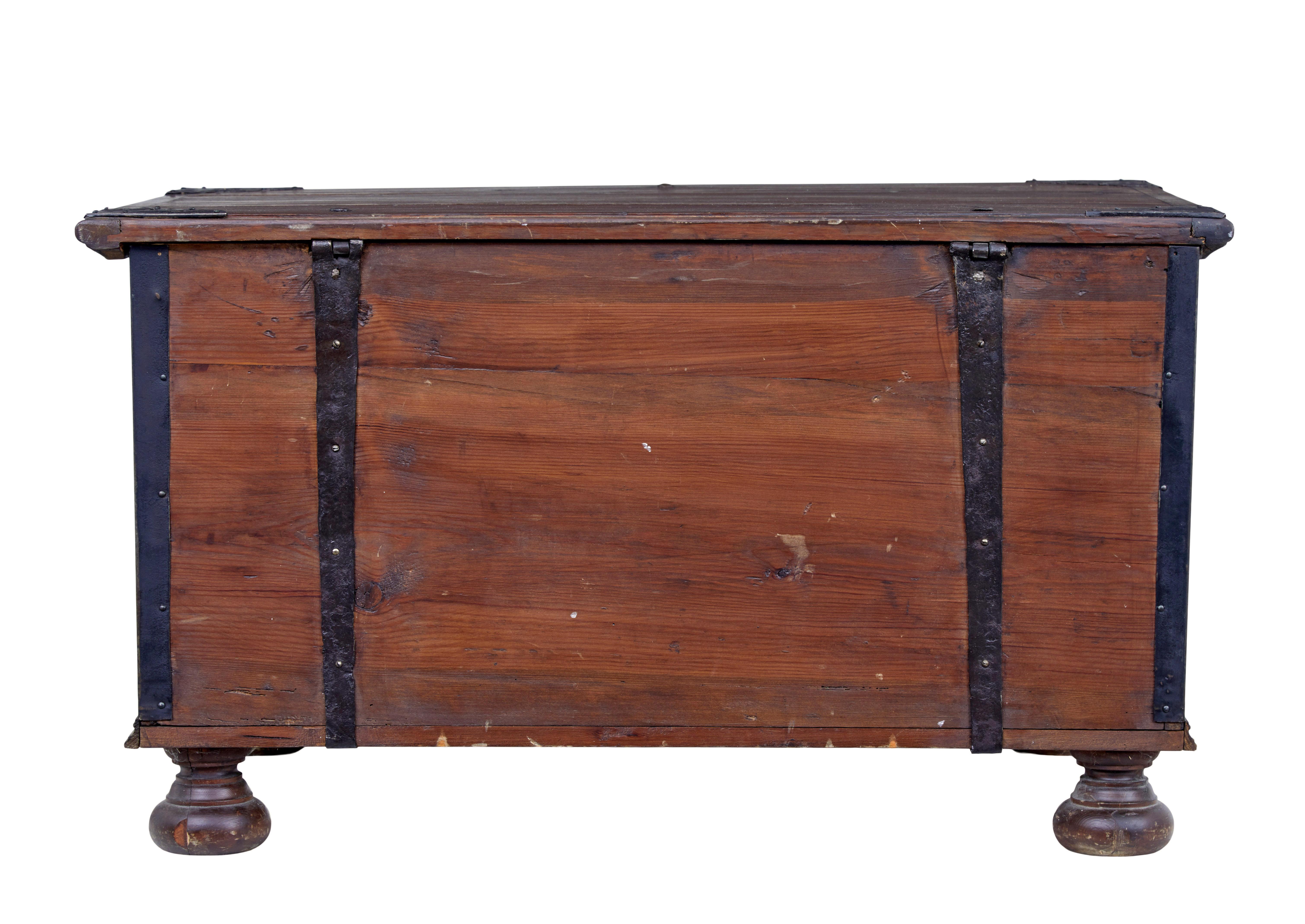 Hand-Crafted Early 19th Century hand decorated Swedish pine coffer For Sale