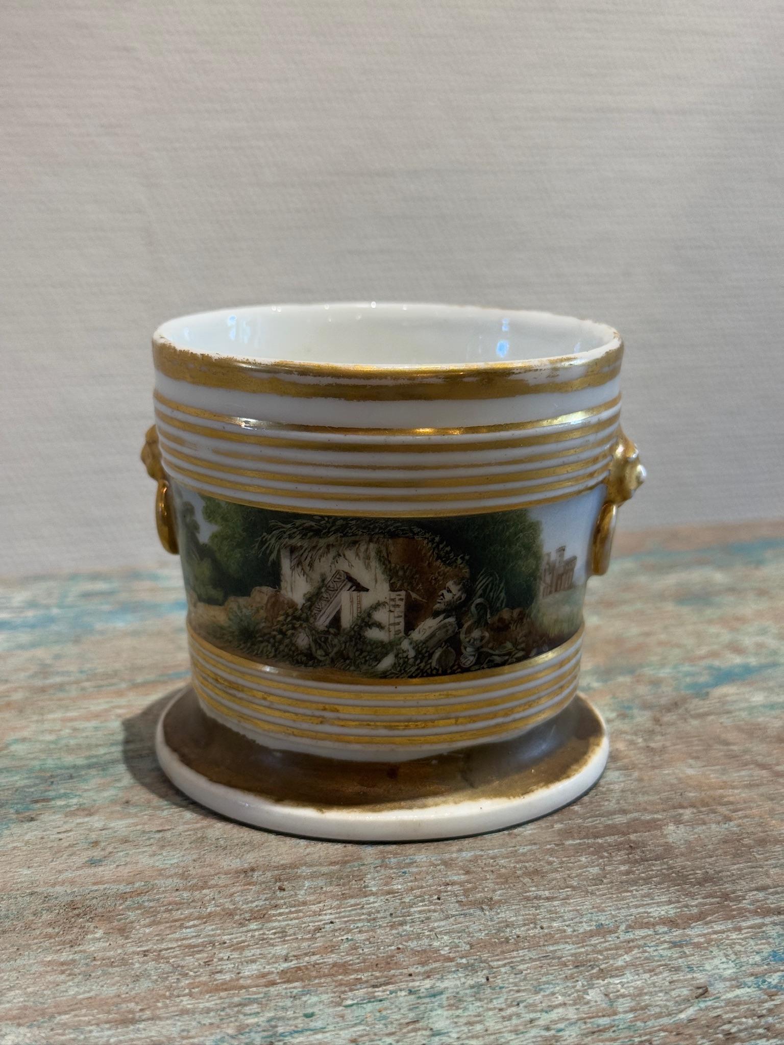 Un cachepot in porcellana altamente decorativo e autentico dell'inizio del XIX secolo, attribuito alla stimata fabbrica Tucker di Filadelfia (1826-1838) o a un laboratorio di porcellana del periodo Feder americano. Questo jardiniere presenta quattro