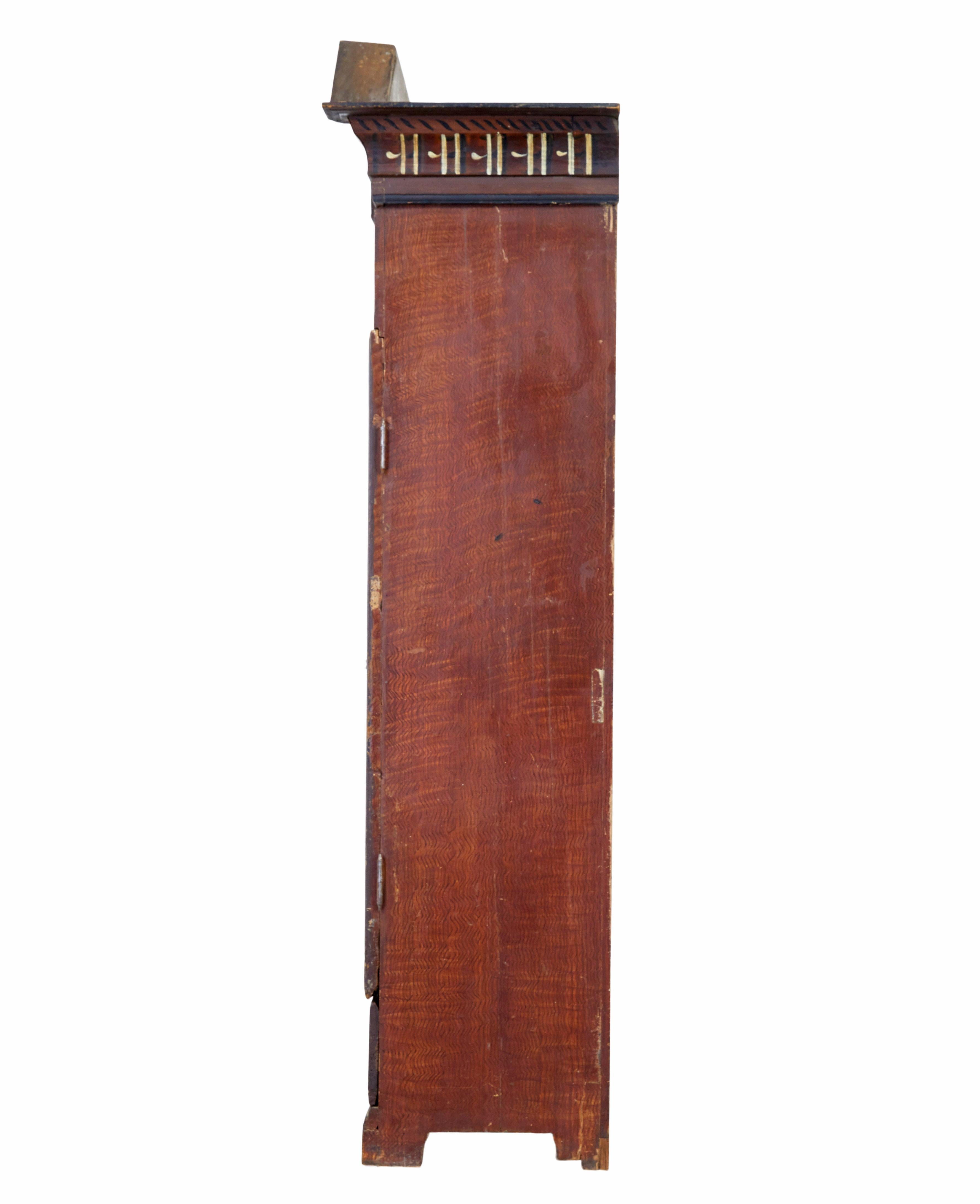 Handbemalter schwedischer Schrank aus dem frühen 19. (Handgeschnitzt) im Angebot