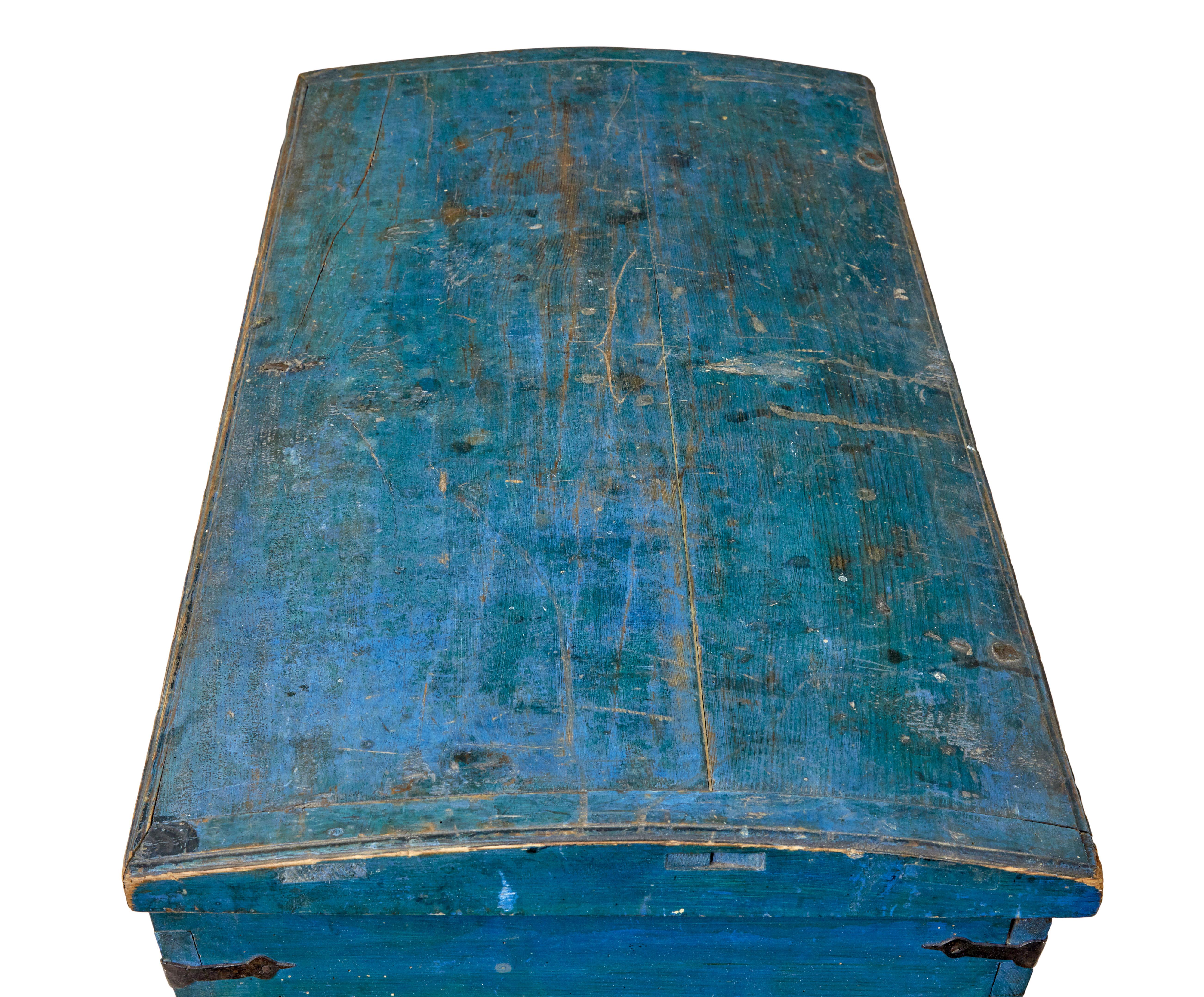 Early 19th century hand painted Swedish folk art coffer circa 1810.

Good quality Swedish blanket chest presented in original paint with hand painted floral wreath to the front, initials and date of 1810.

Slight rounded top opens to reveal a plain