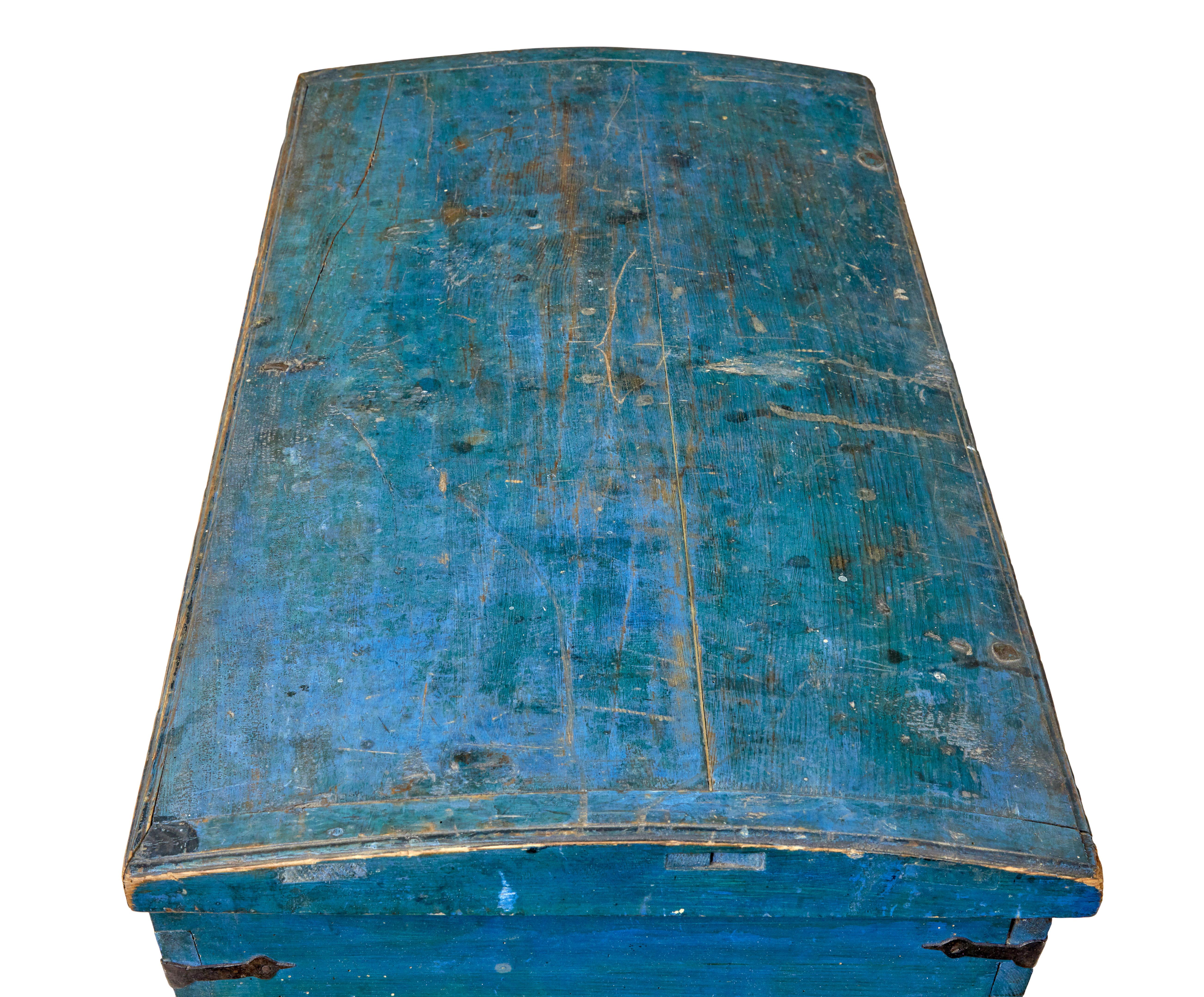 Coffret d'art populaire suédois peint à la main au début du 19e siècle, vers 1810.

Coffre à couvertures suédois de bonne qualité, présenté dans sa peinture d'origine, avec une couronne florale peinte à la main sur le devant, des initiales et la
