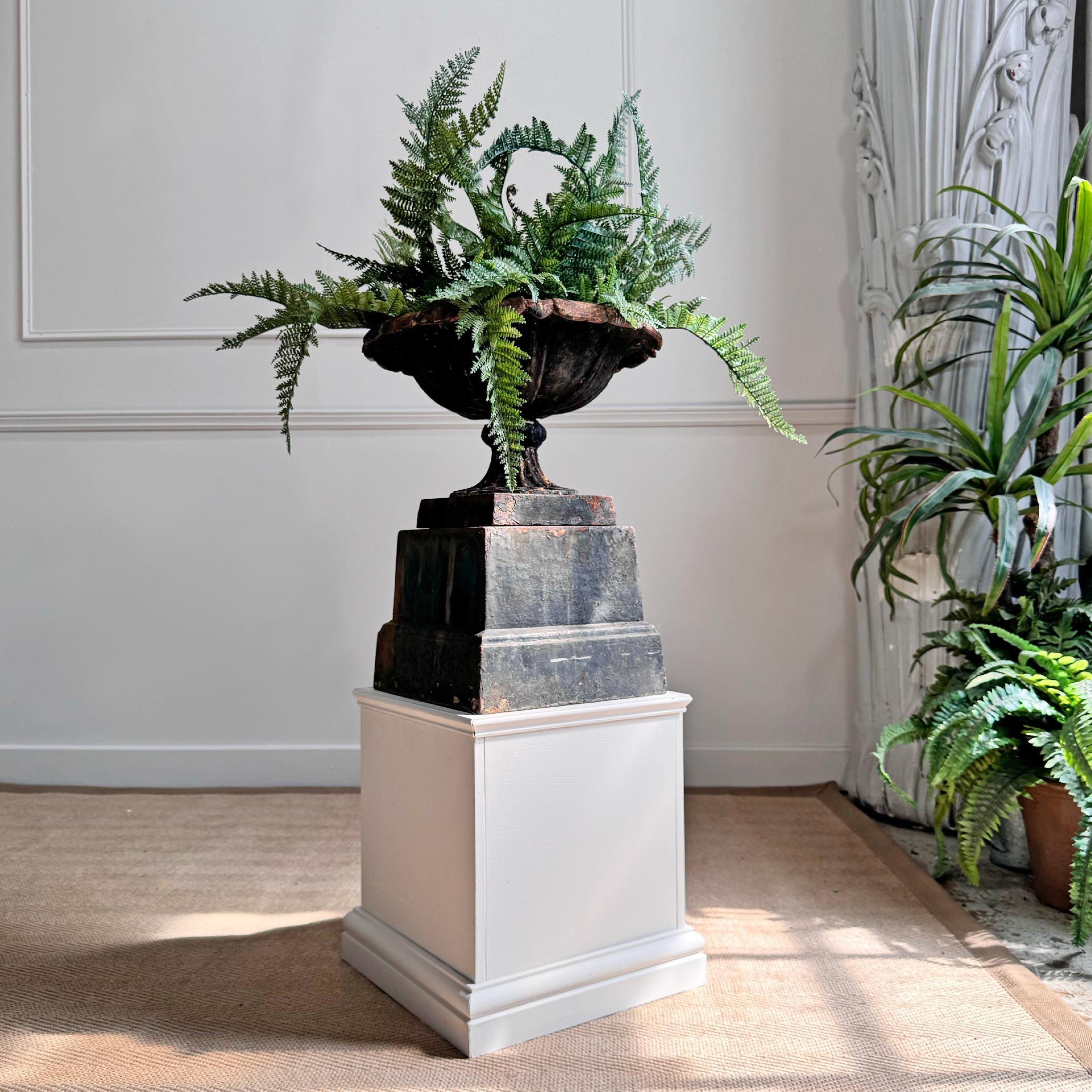 Un'urna Tazza in ghisa in stile Handyside dell'inizio del XIX secolo, sul suo basamento originale, con una bella vernice nera consumata, con sprazzi della vernice originale color crema.

 

Quest'urna è di proporzioni ridotte superbe e insolite ed è