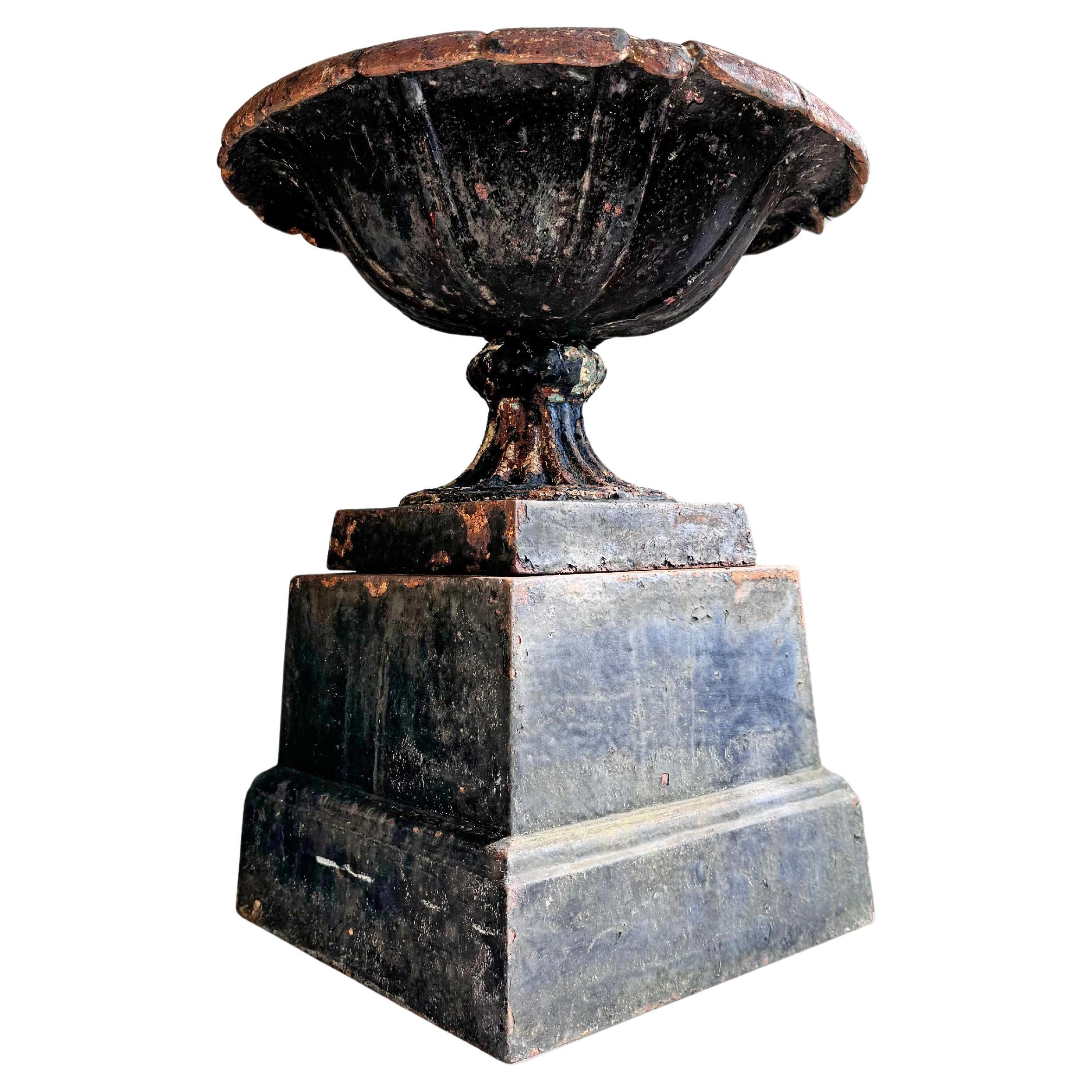 Urne Tazza en fonte de style Handyside du début du 19e siècle sur socle