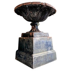 Urne Tazza en fonte de style Handyside du début du 19e siècle sur socle