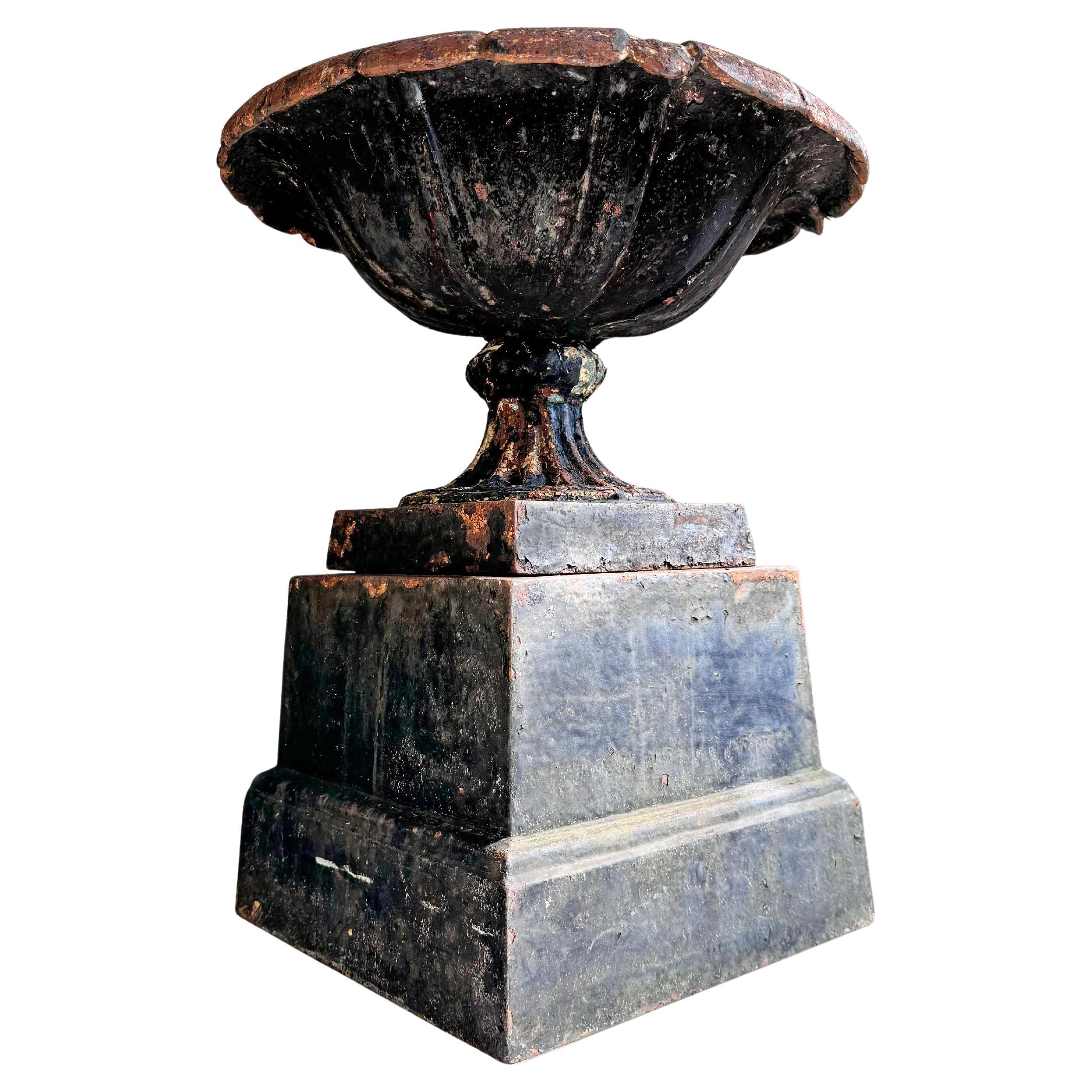 Urna di Tazza in ghisa di stile Handyside dei primi del XIX secolo su basamento in vendita