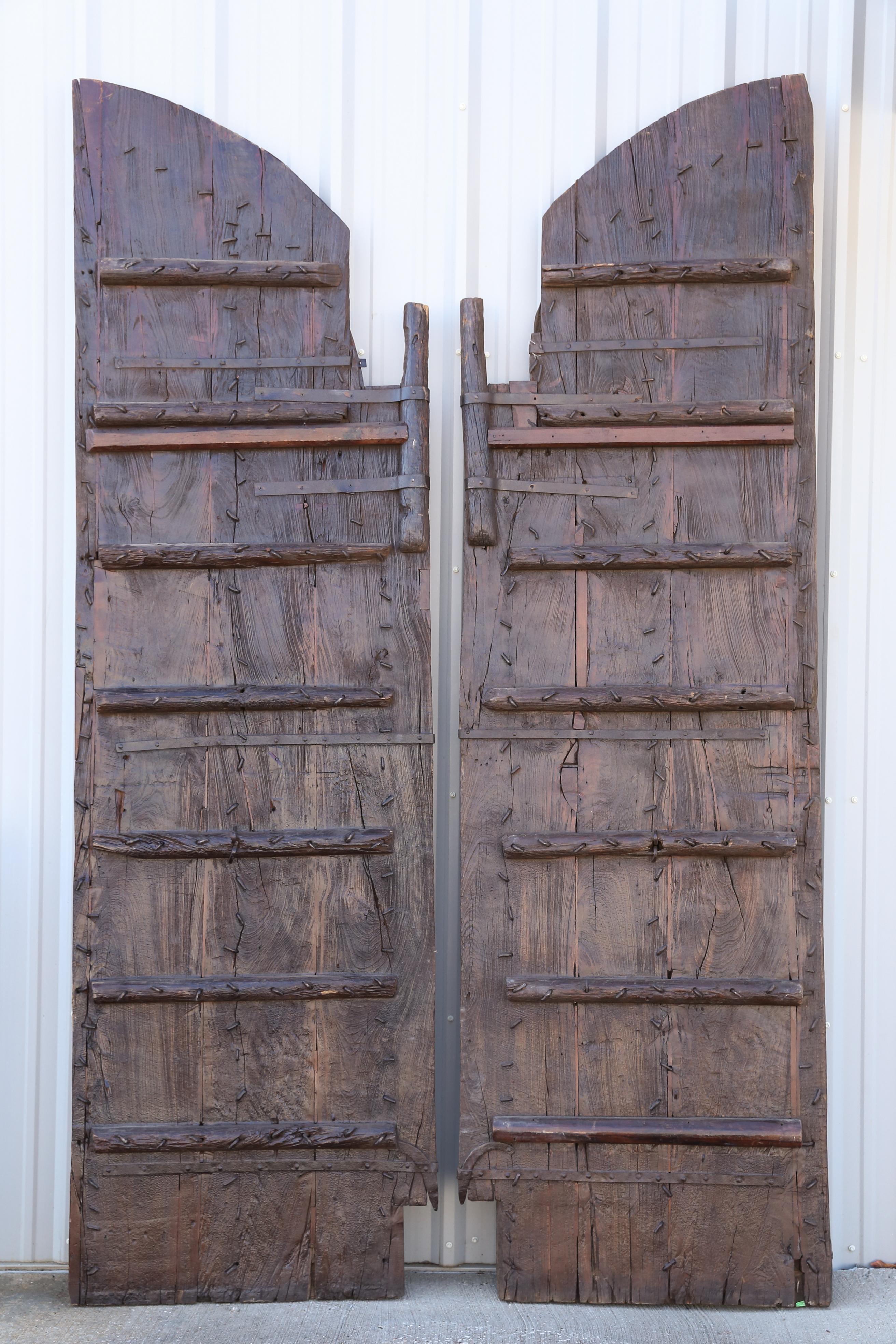 Early 19th Century Heavily Fortified Arch Doors from a Rundown Castle in Ujjain For Sale 1