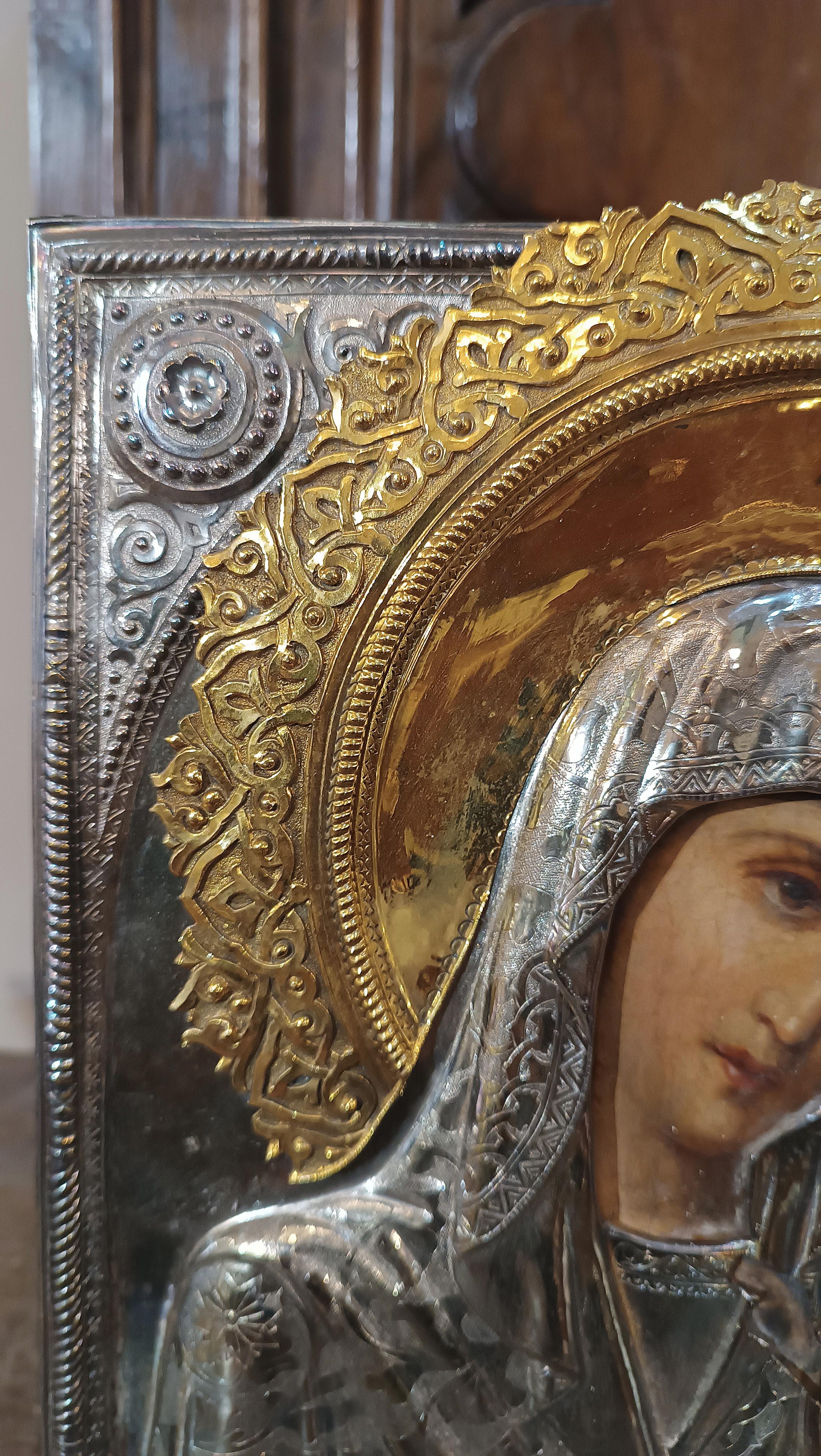 EARLY 19th CENTURY ICON WITH MADONNA AND CHILD  For Sale 4