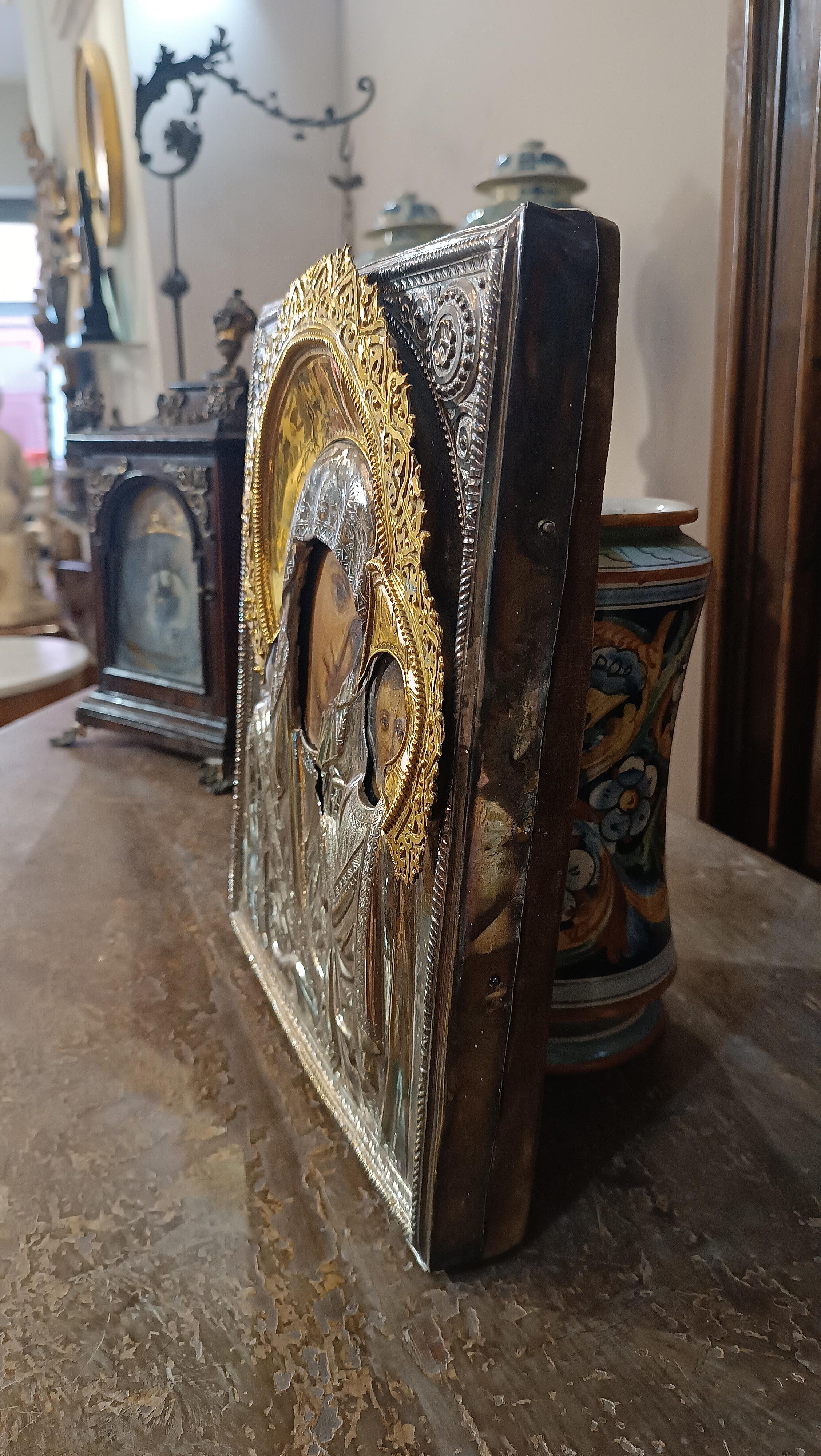 EARLY 19th CENTURY ICON WITH MADONNA AND CHILD  For Sale 7