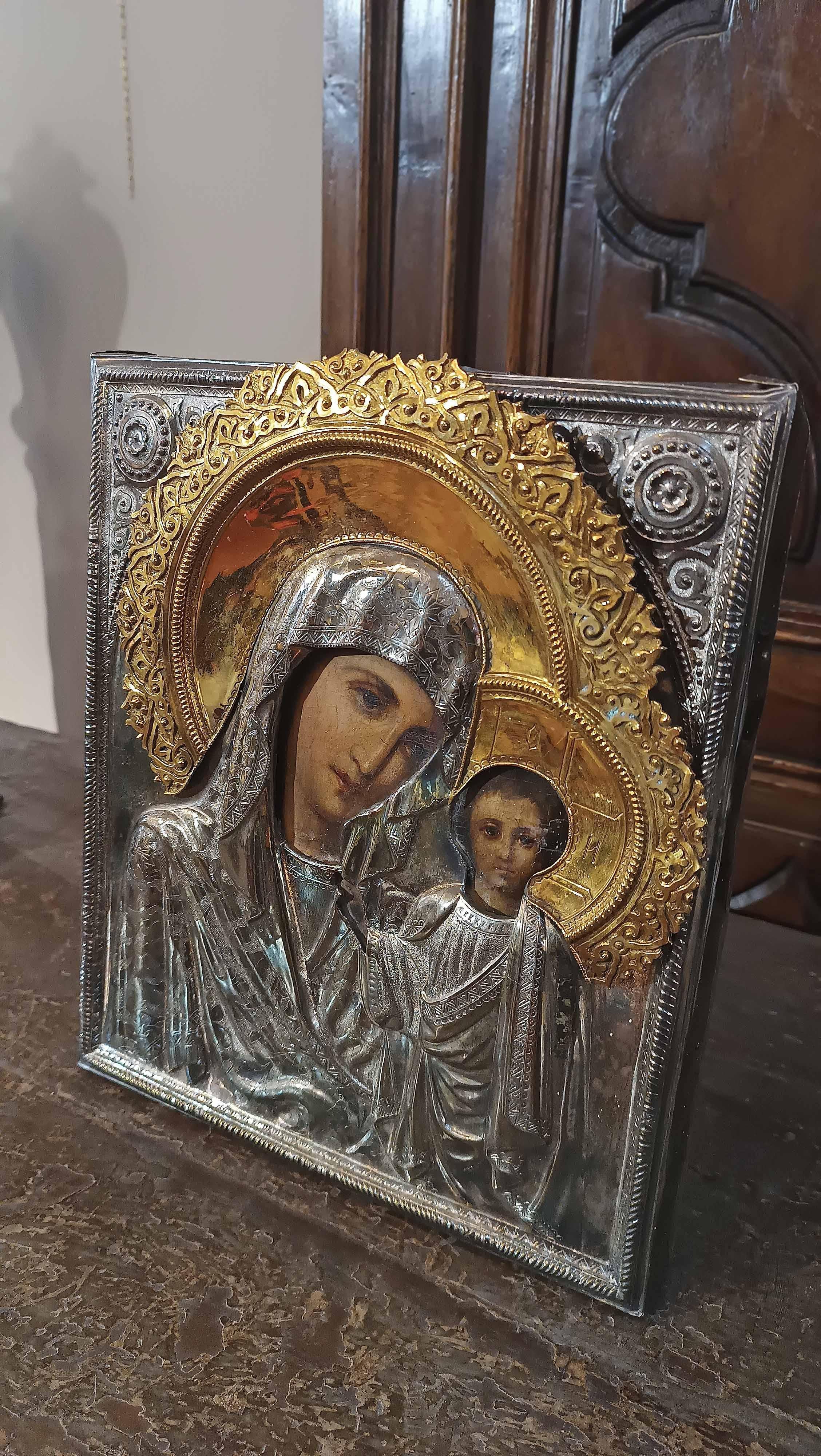 EARLY 19th CENTURY ICON WITH MADONNA AND CHILD  For Sale 1