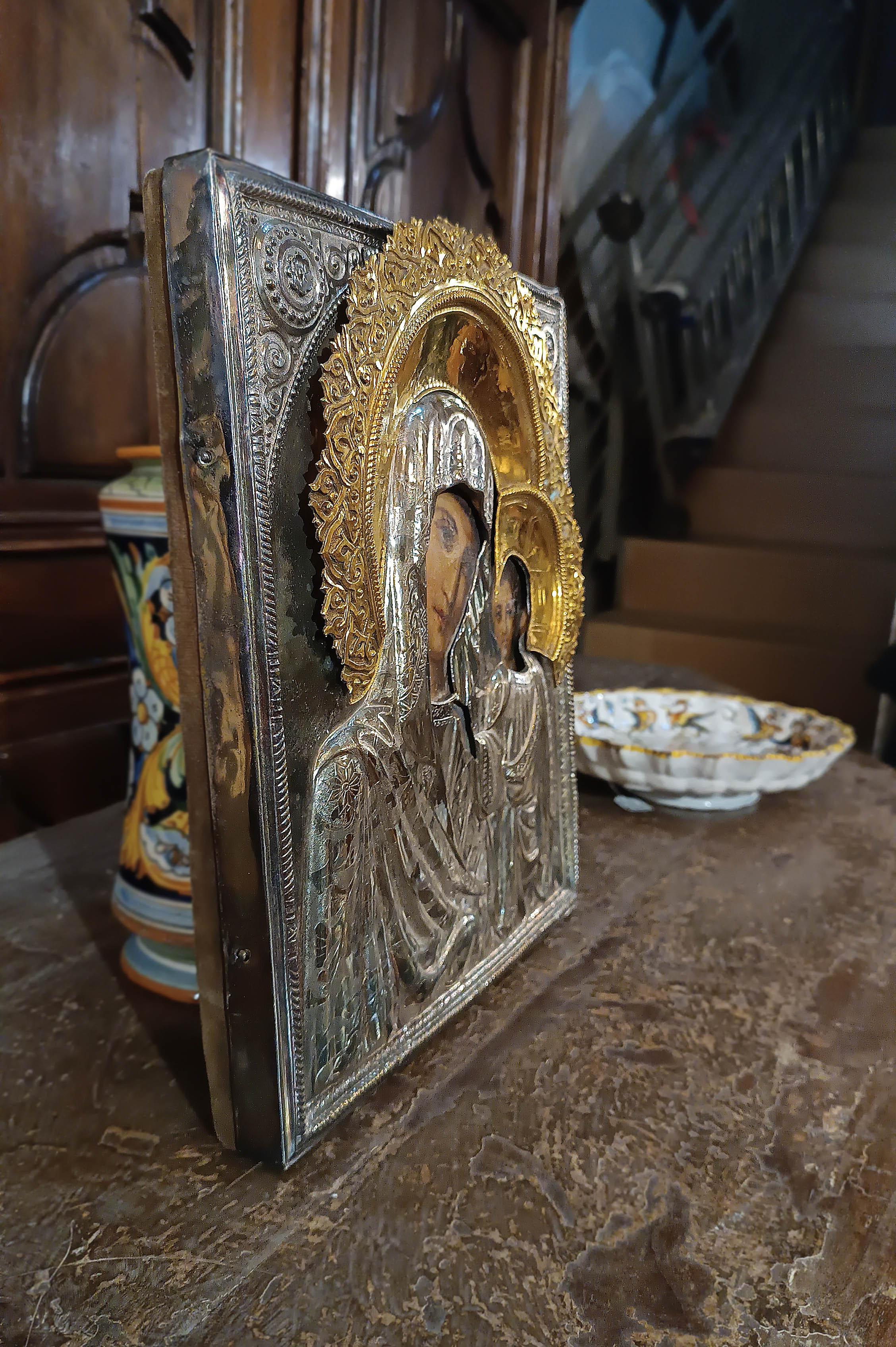 EARLY 19th CENTURY ICON WITH MADONNA AND CHILD  For Sale 2