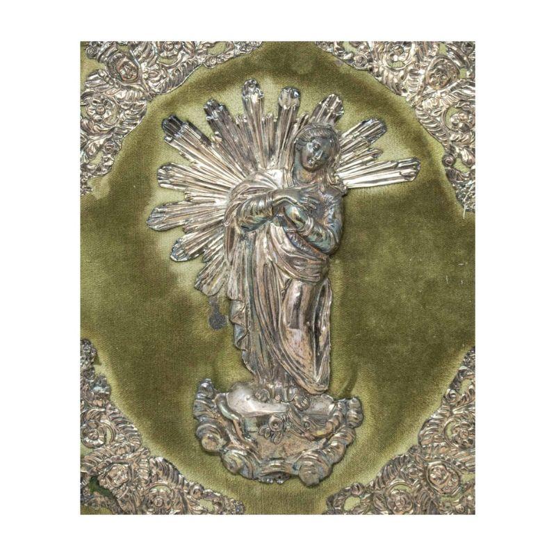 Gênes, début du XIXe siècle.

Immaculée.

Plaque d'argent, 30 x 26 cm.

La figure de la Vierge victorieuse du péché est l'une des images mariales les plus heureuses : déjà répandue à la Renaissance, notamment grâce aux gravures allemandes,