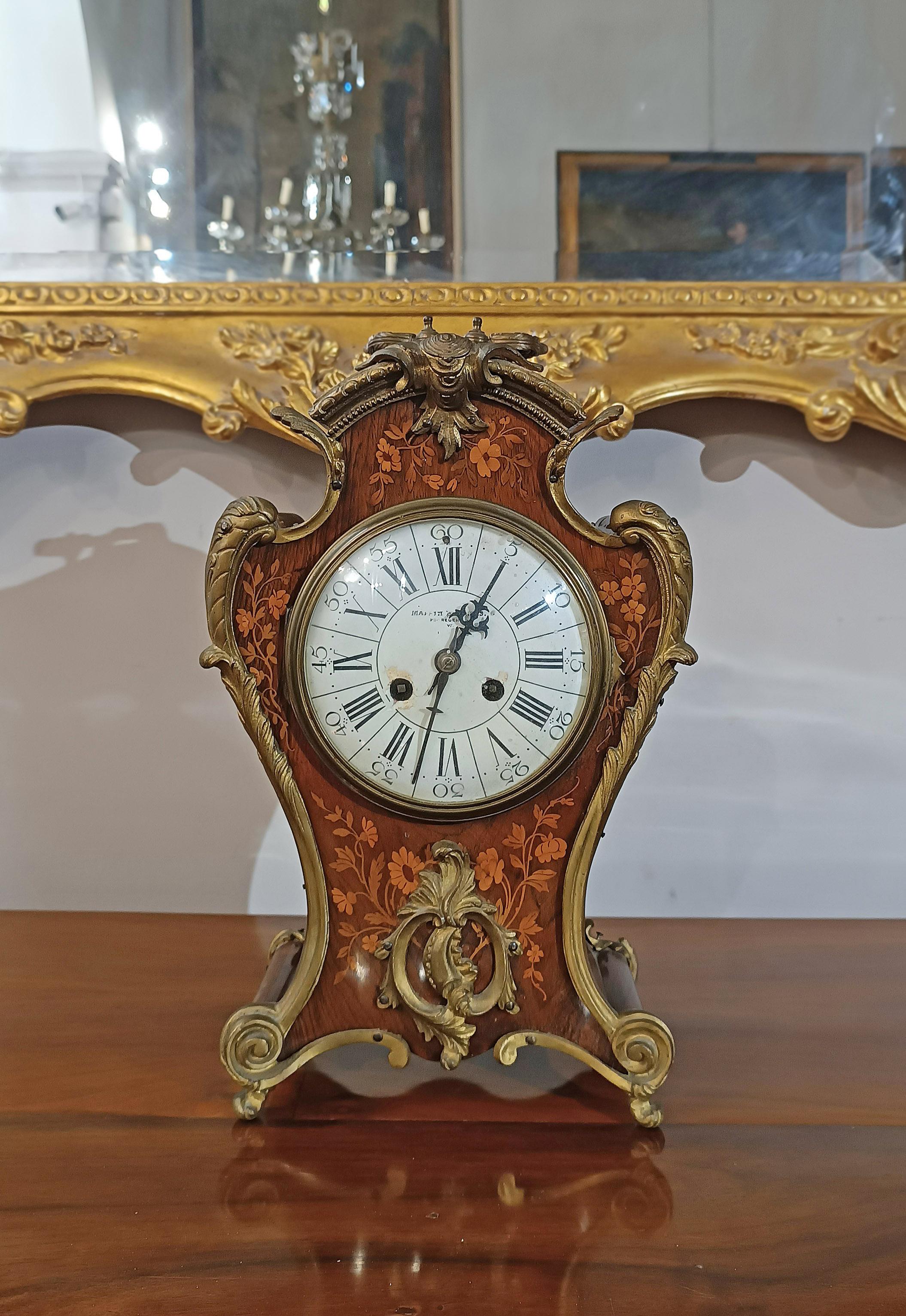 Splendid walnut wood clock, finely carved and enriched with fruit wood inlays featuring plant motifs. These details give further elegance to the clock, visible both on the front and on the sides. The sophisticated design, with harmonious shapes, is