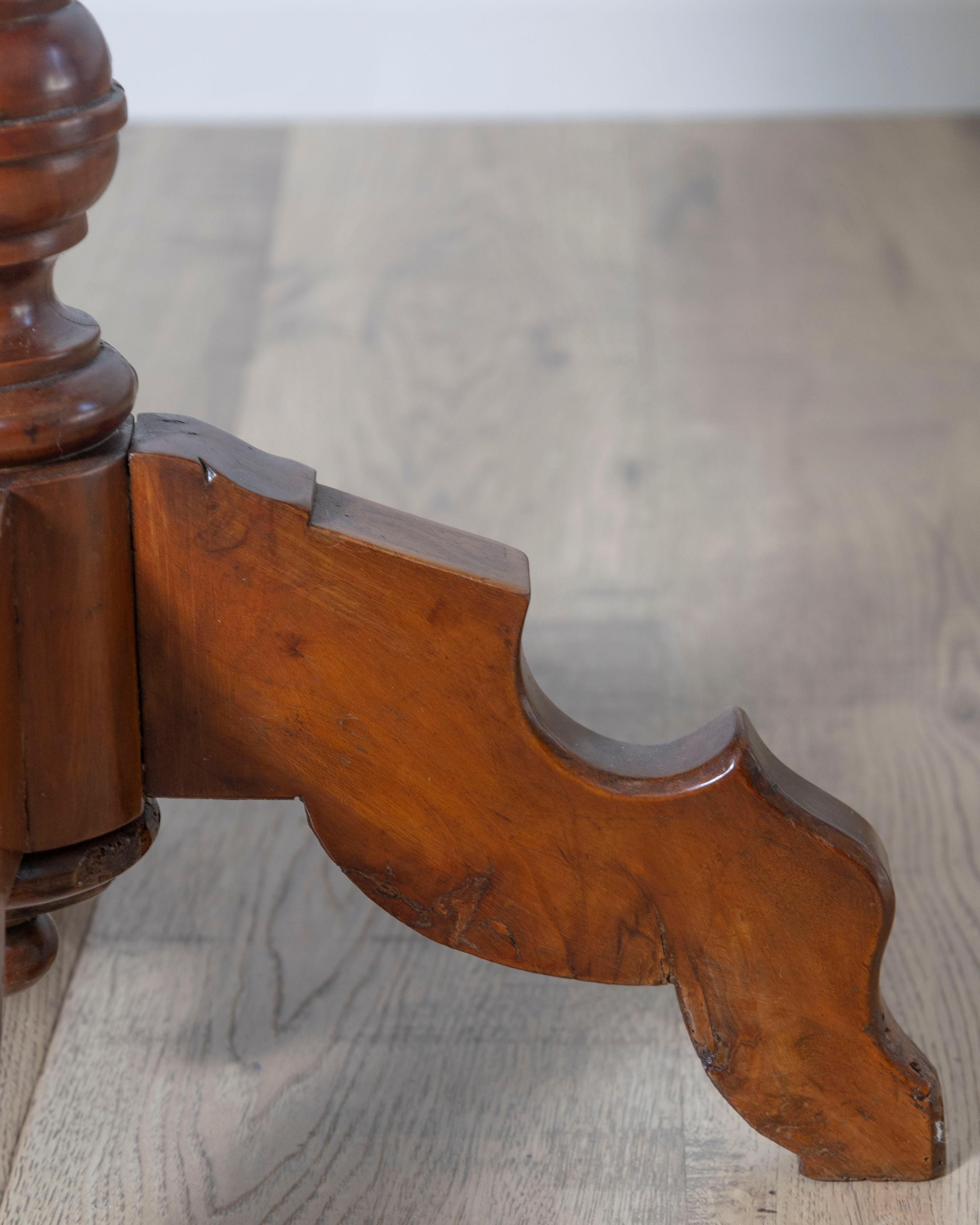 Table d'appoint italienne en noyer incrusté du début du 19e siècle en vente 5