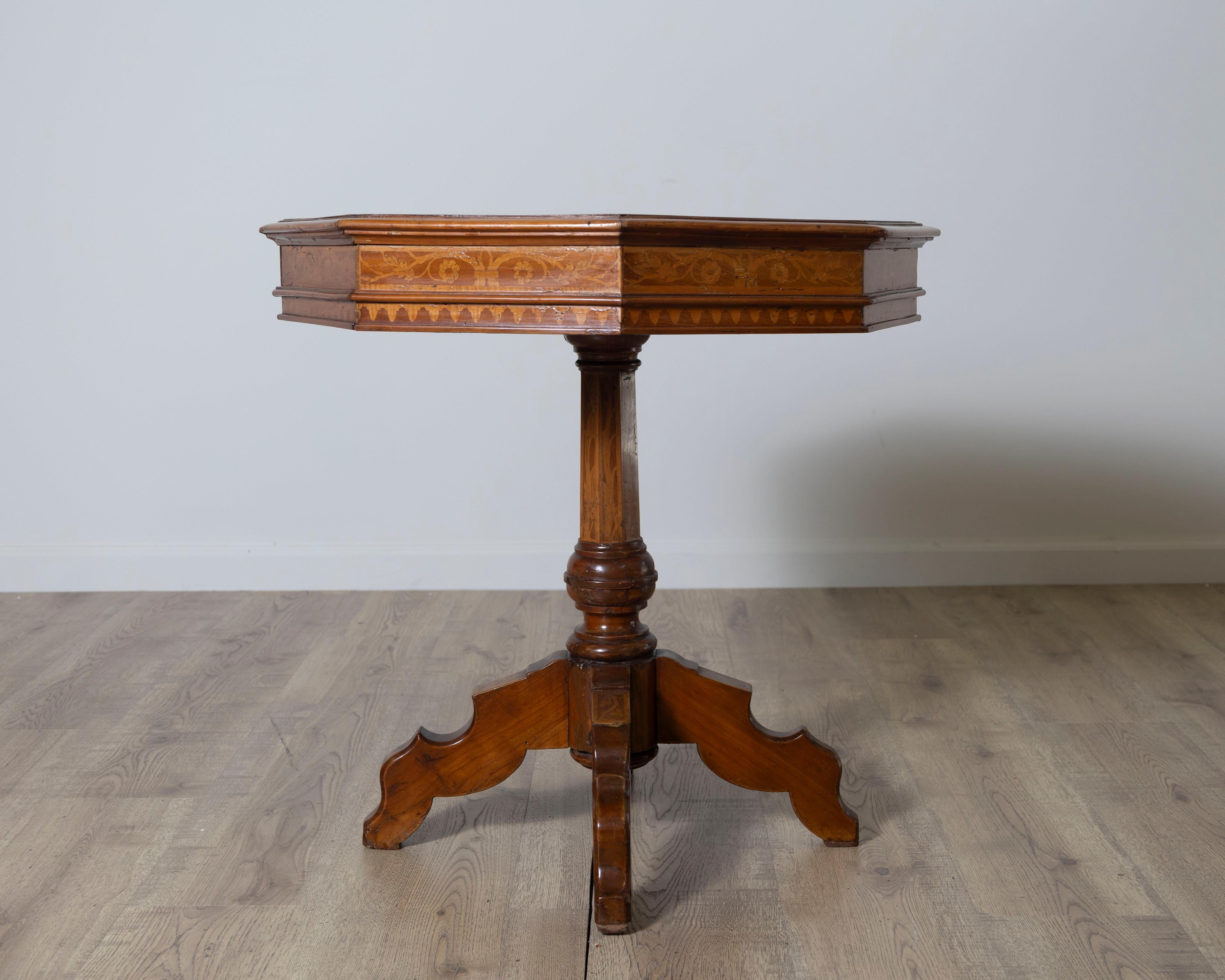 Table d'appoint italienne en noyer incrusté du début du 19e siècle Bon état - En vente à Atlanta, GA