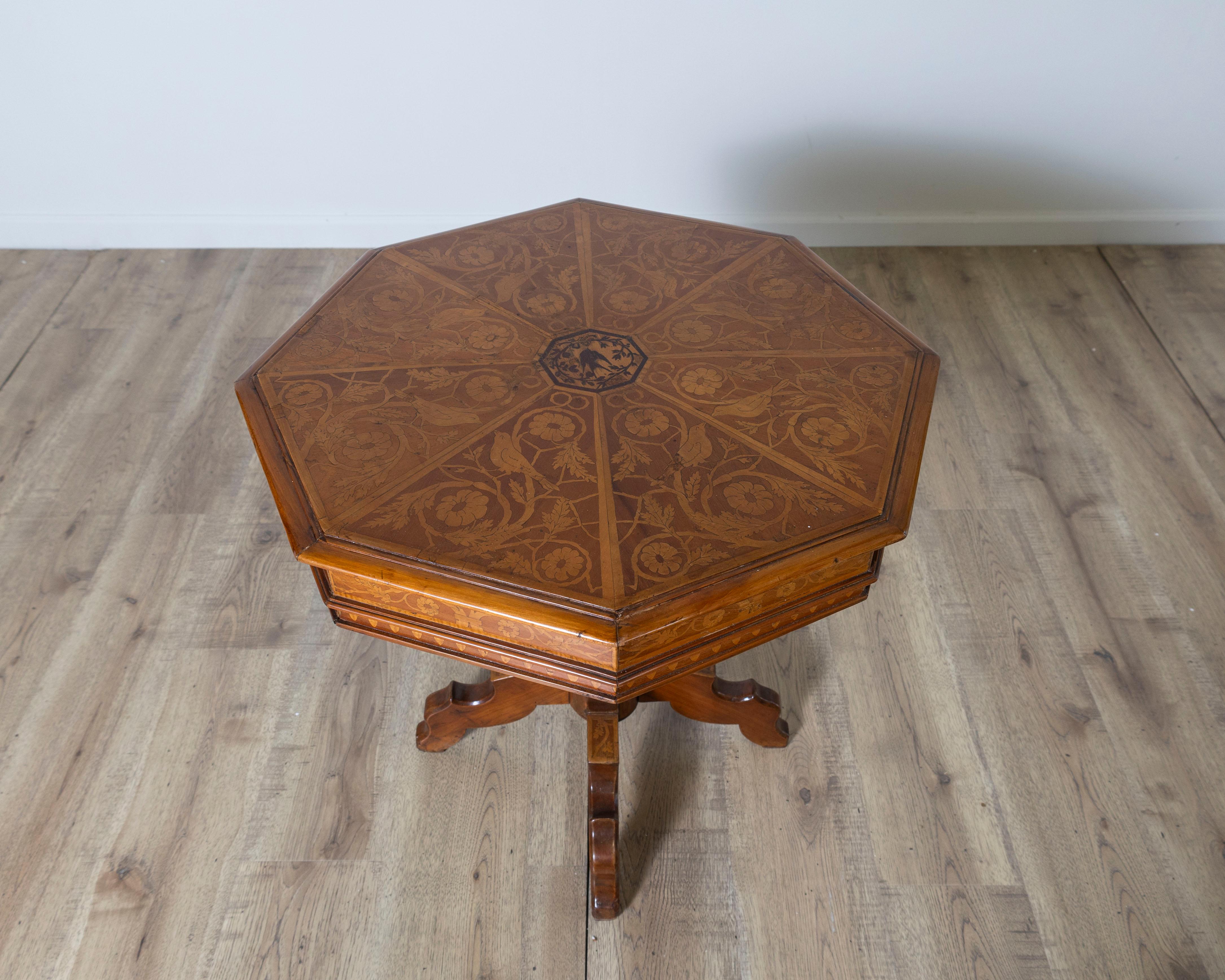 XIXe siècle Table d'appoint italienne en noyer incrusté du début du 19e siècle en vente