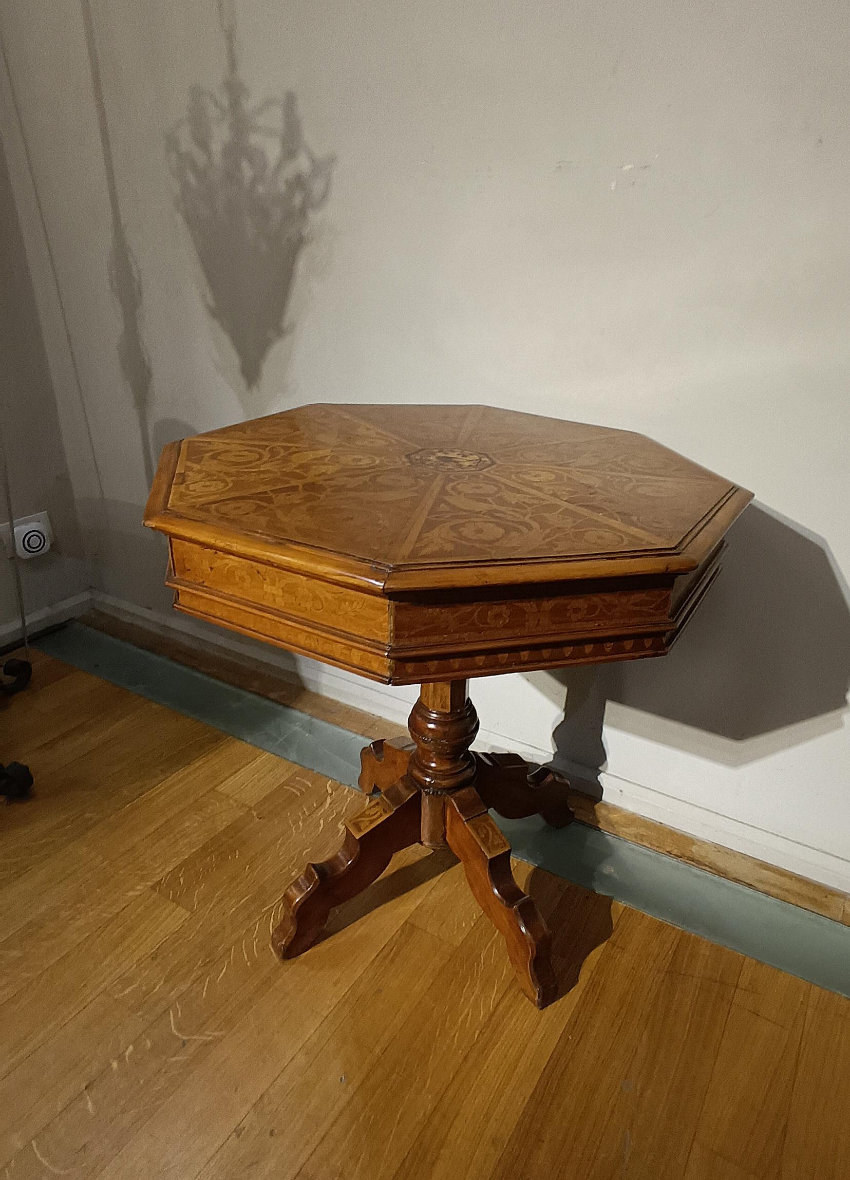 EARLY 19th CENTURY INLAID WALNUT TABLE  For Sale 4