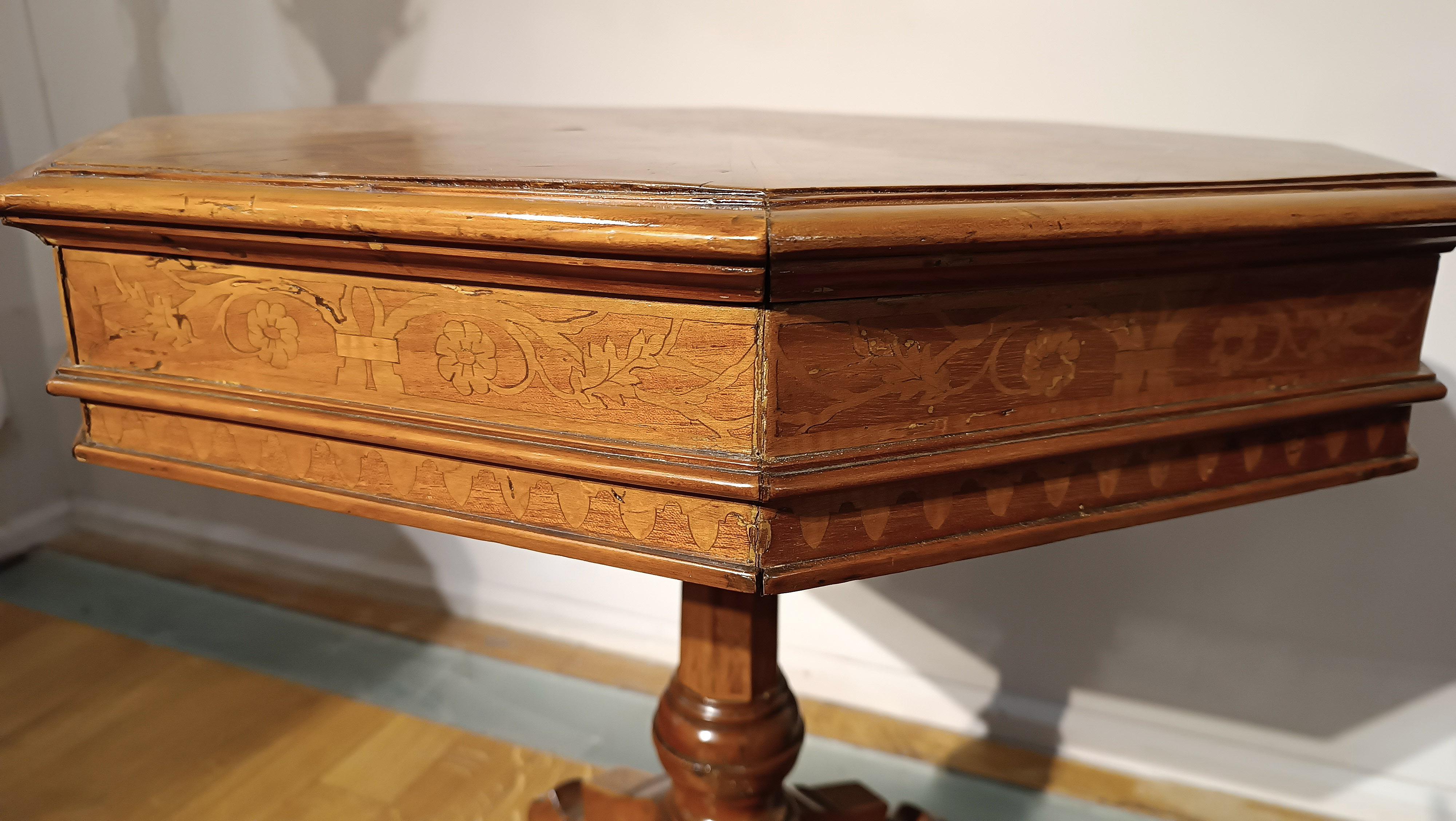 EARLY 19th CENTURY INLAID WALNUT TABLE  In Good Condition For Sale In Firenze, FI