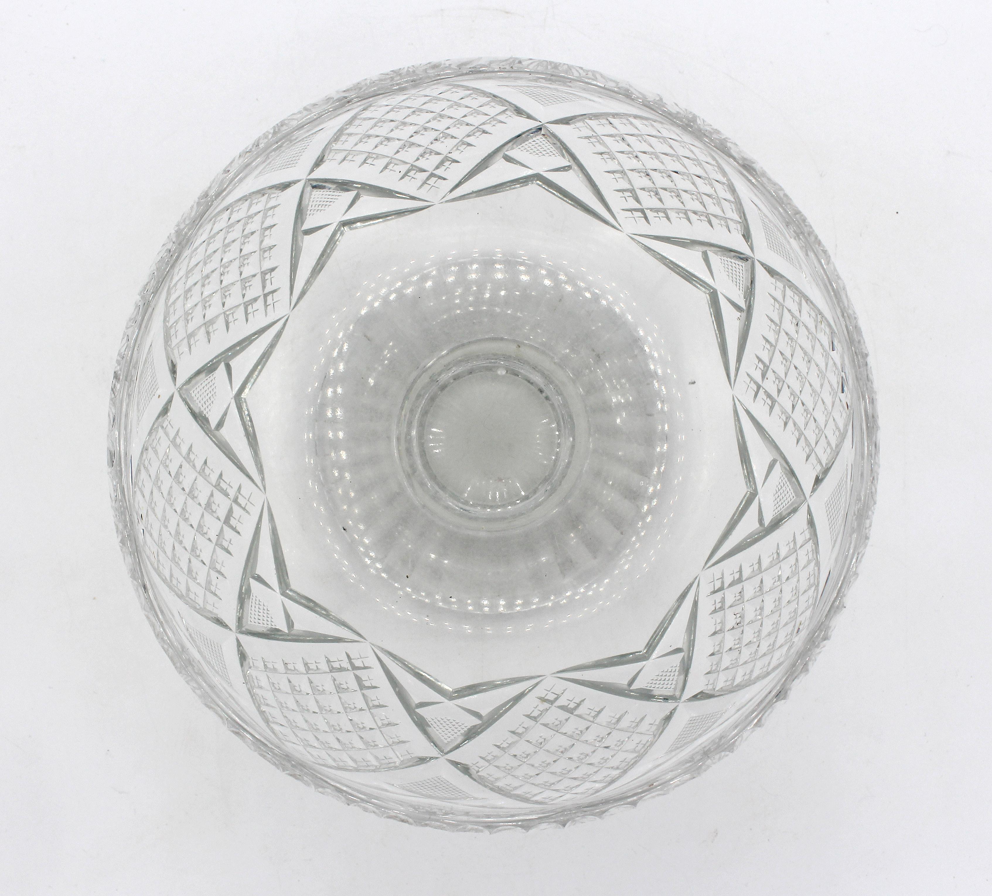 Coupe à fruits ou à syllabes en verre taillé Regency du début du 19e siècle, irlandaise. Form A. L'usure du fond suggère une utilisation fréquente de la louche. La clarté est typique de Waterford. Soufflé et coupé à la main. Quelques minuscules