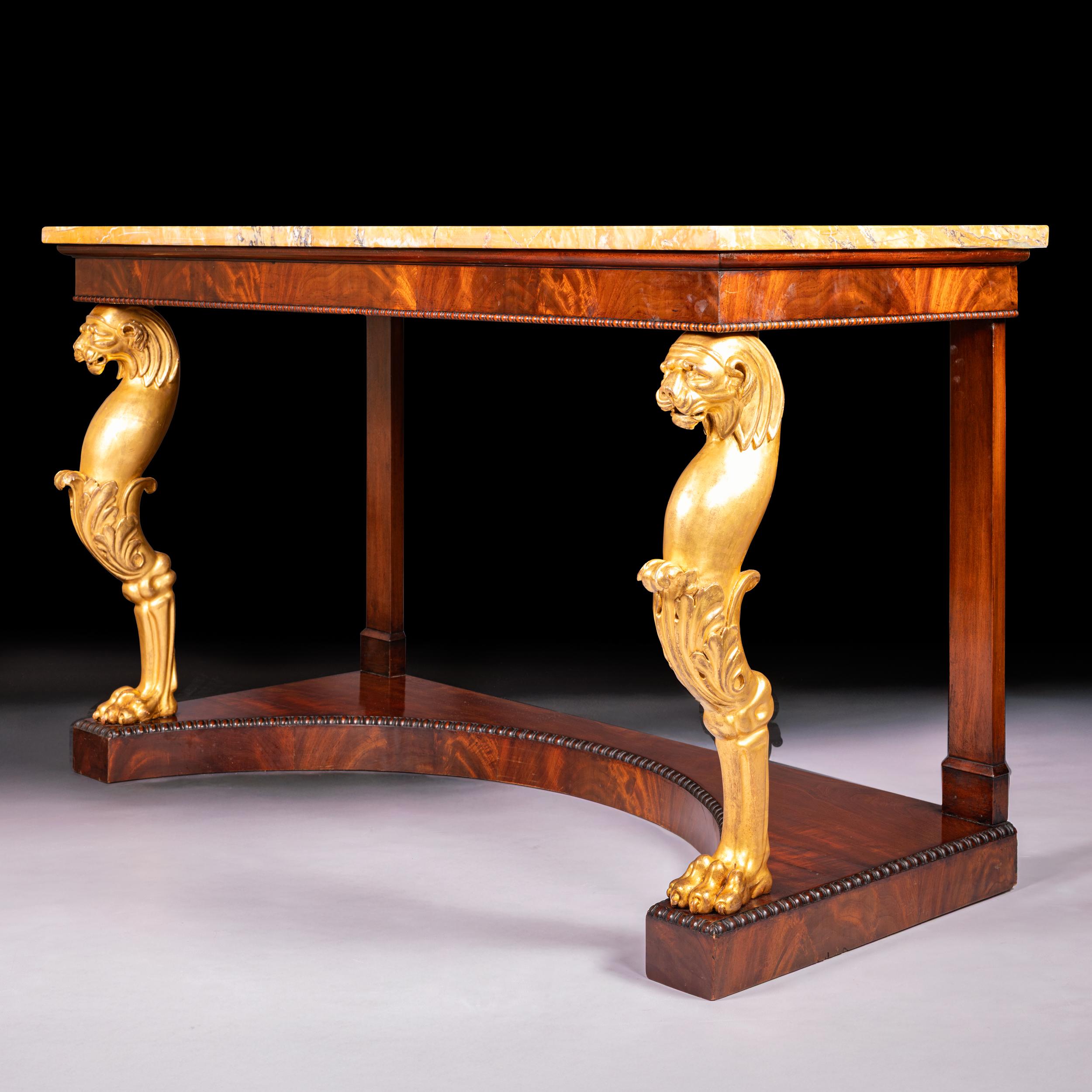 Console / table d'appoint irlandaise de George IV, attribuée à Williams and Gibton, Dublin, le plateau rectangulaire en marbre de Sienne surmontant une frise à panneaux simples, reposant sur un monopode de lion doré avec un anthemion sculpté, sur