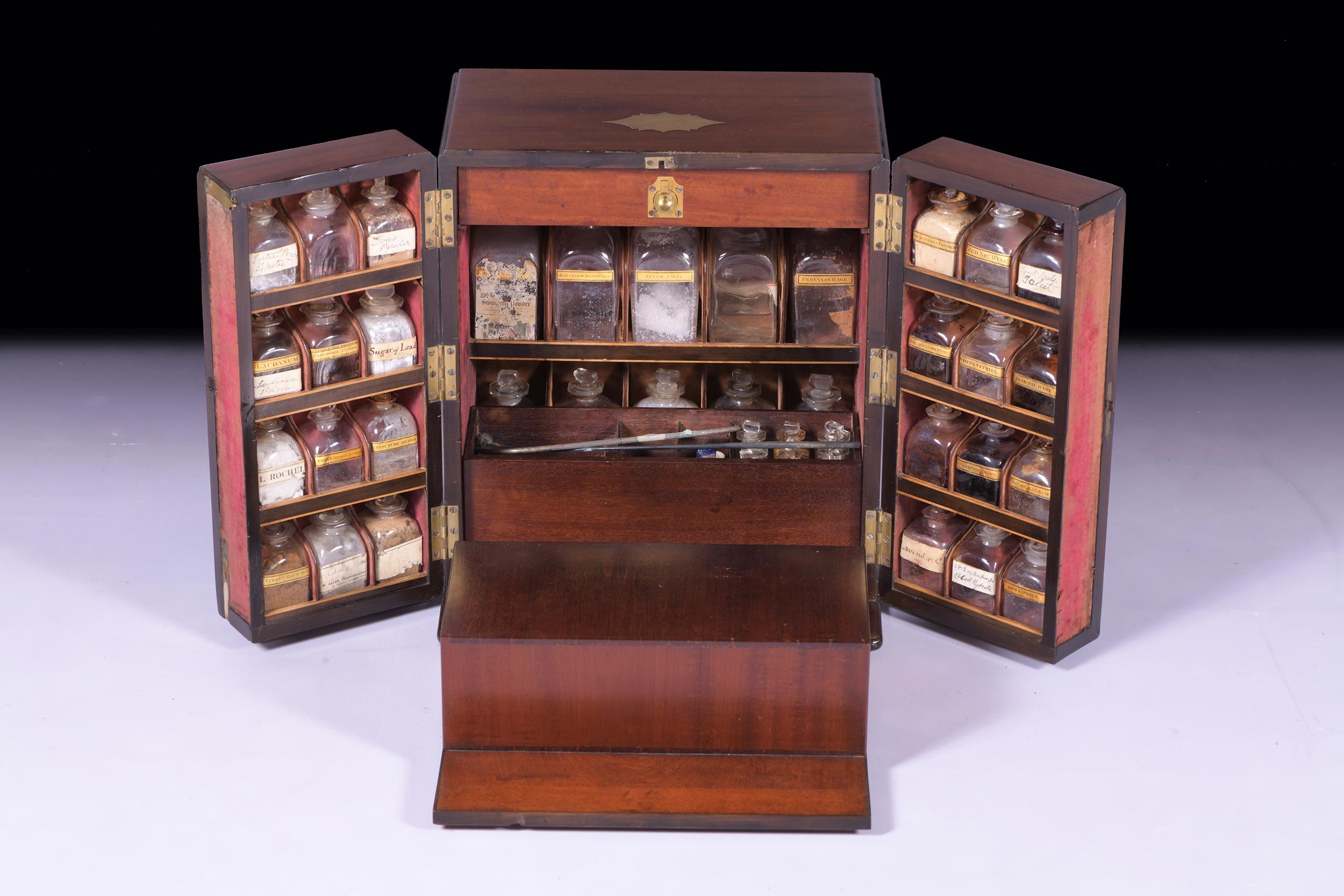 Georgien Cabinet d'apothicaire irlandais géorgien du début du 19e siècle avec caisson à médicaments en vente