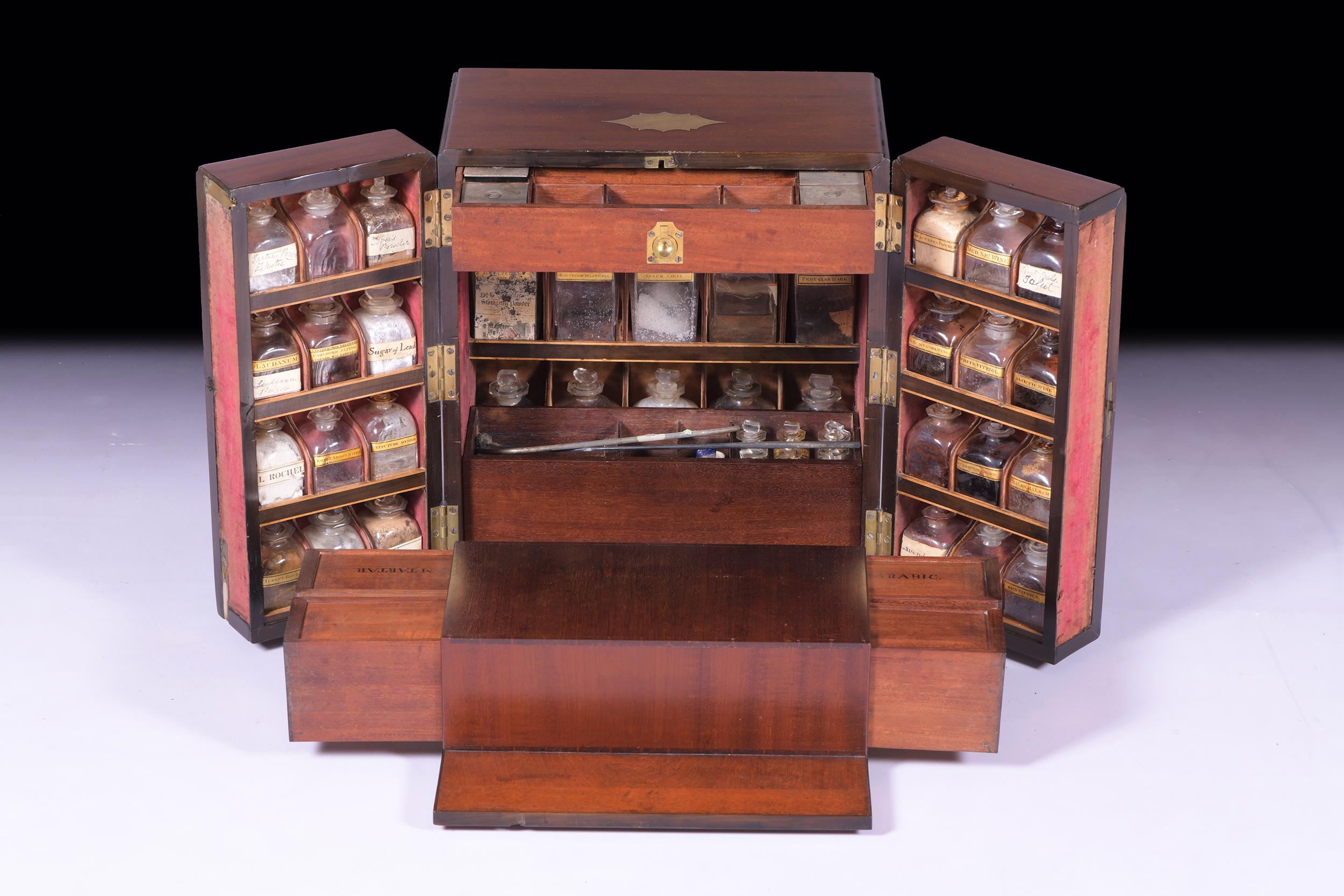 Cabinet d'apothicaire irlandais géorgien du début du 19e siècle avec caisson à médicaments Bon état - En vente à Dublin, IE