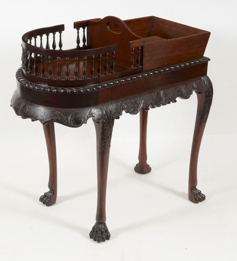 Sculpté à la main Table de service Chippendale en acajou de style géorgien irlandais du début du XIXe siècle en vente