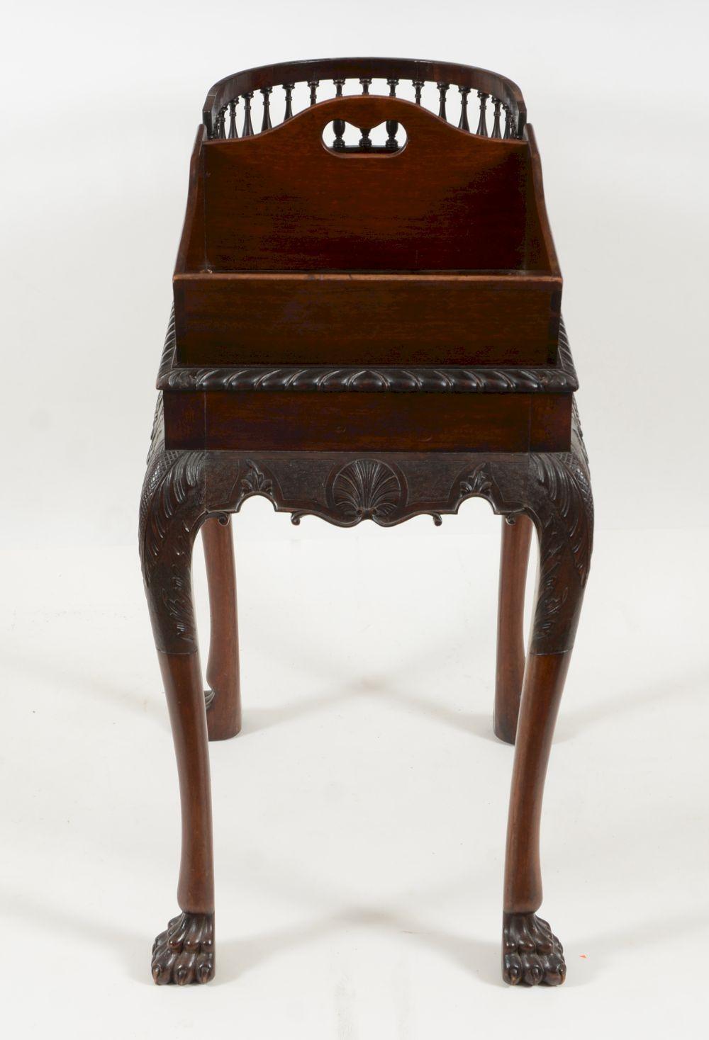 Acajou Table de service Chippendale en acajou de style géorgien irlandais du début du XIXe siècle en vente