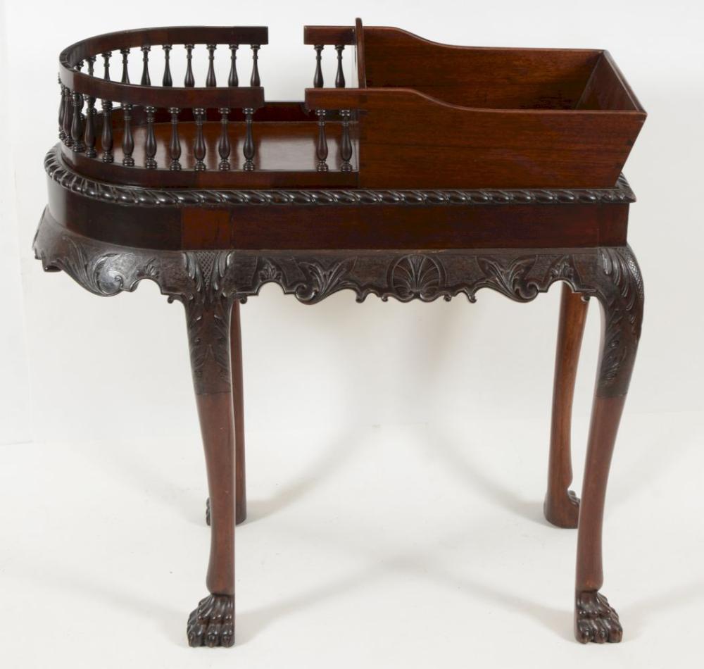 Early 19th Century Irish Georgian Mahogany Chippendale Serving Table For Sale 3