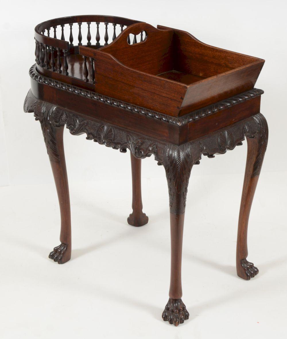 Table de service Chippendale en acajou de style géorgien irlandais du début du XIXe siècle en vente 3